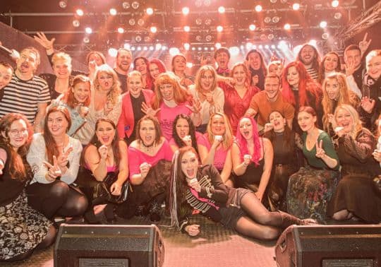 zpěvačky a zpěváci na podiu