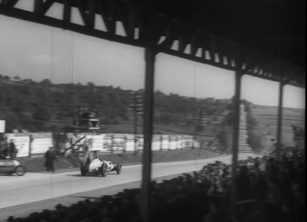 Z filmu Slečna matinka, na starém Masarykově okruhu