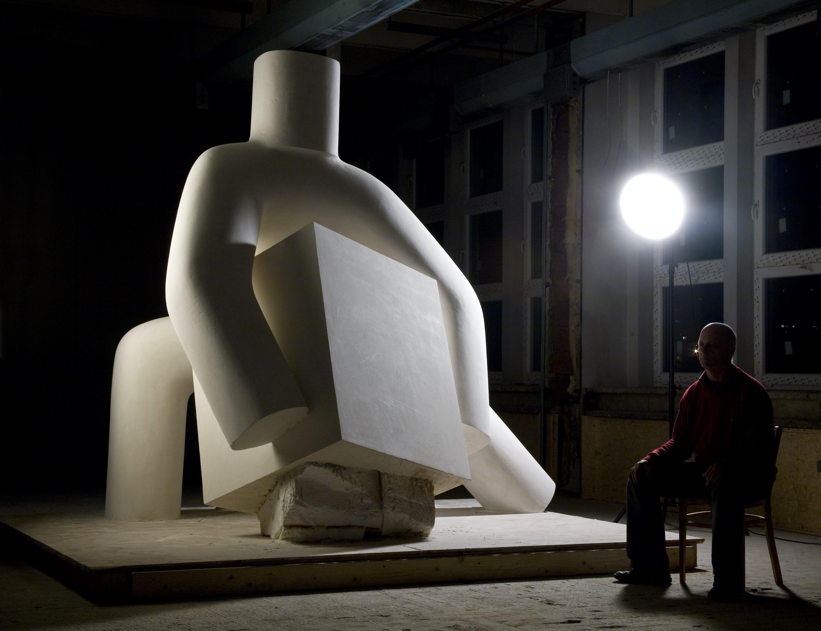 Marius Kotrba při práci na soše Spravedlnost