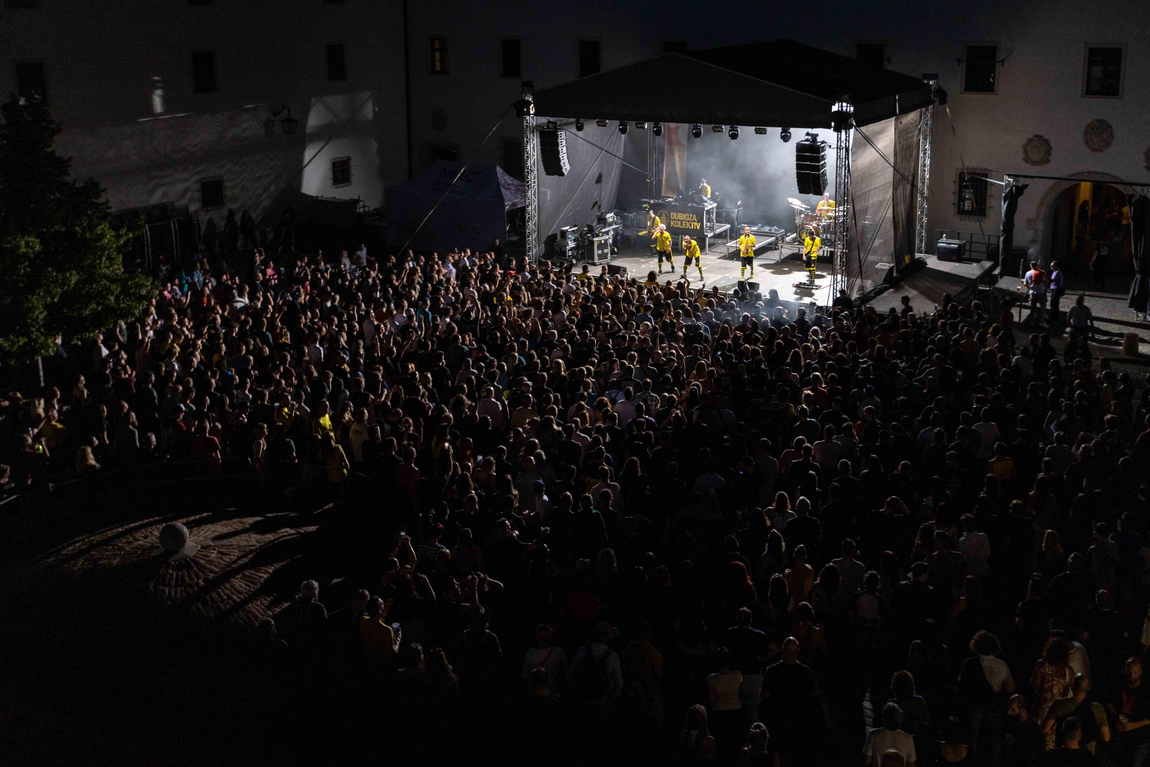 V roce 2023 roztančila kapela Dubioza kolektiv Římské náměstí, letos bude jejím pódiem brněnský Velodrom.