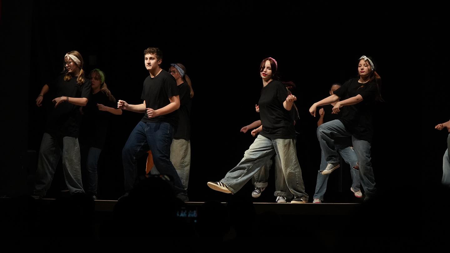 Taneční studio NO FEET učí děti i teenagery street dance a dává prostor pro sebevyjádření na pódiu.