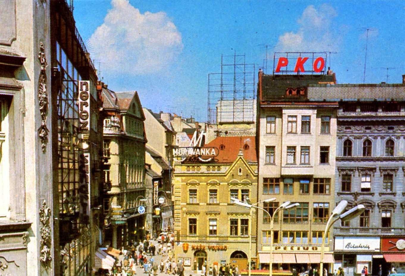 Logo PKO na domě na náměstí Svobody