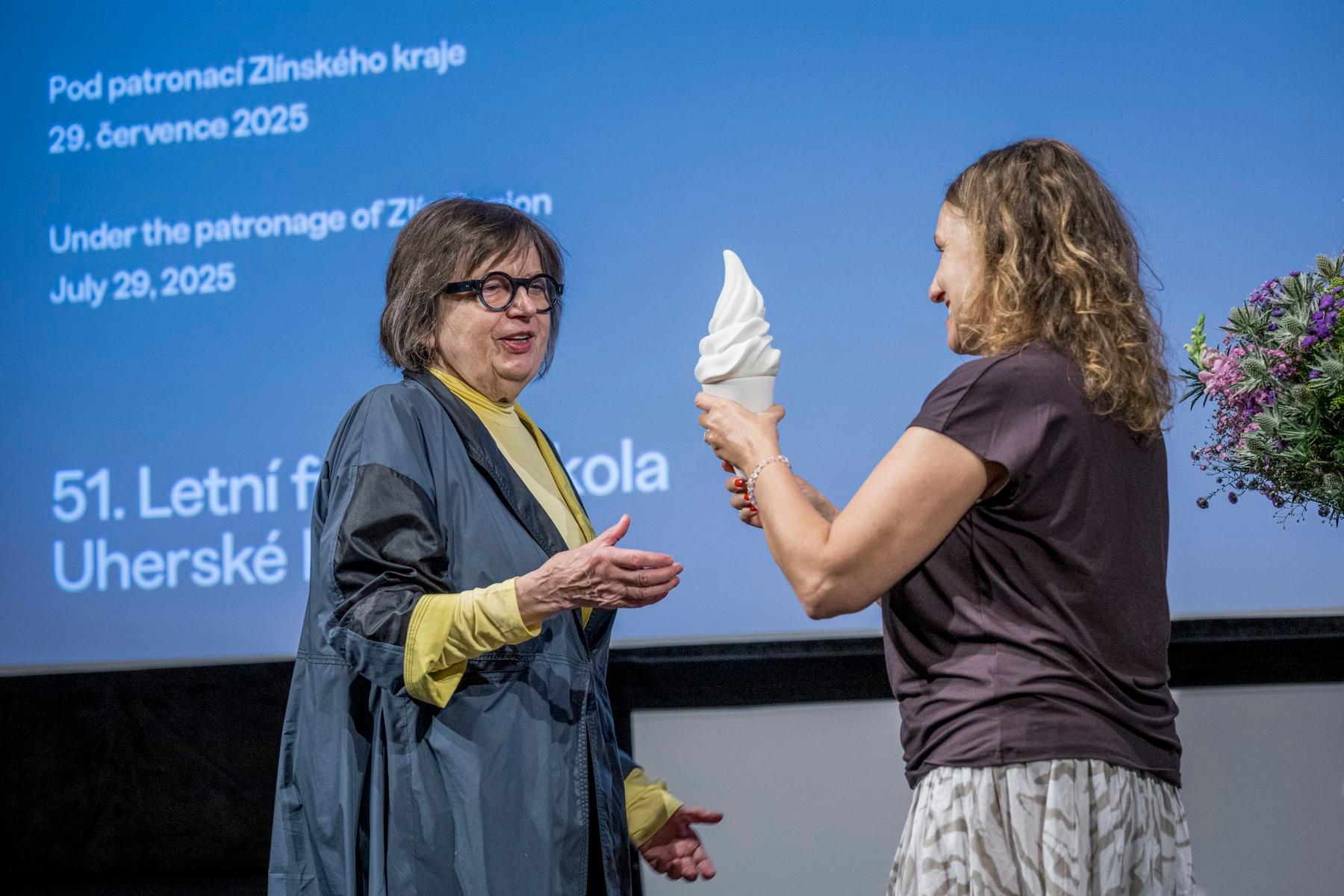 Předávání ceny herečce Zuzaně Kronerové za film Bába z ledu