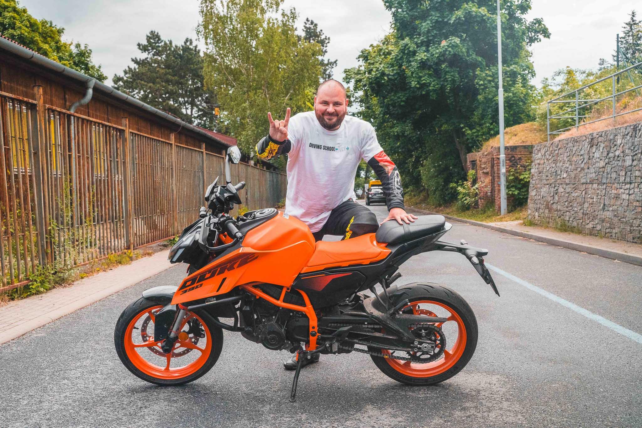 Řidičák v Brně bez nervů? V Driving School Brno tě naučíme milovat motorku i auto