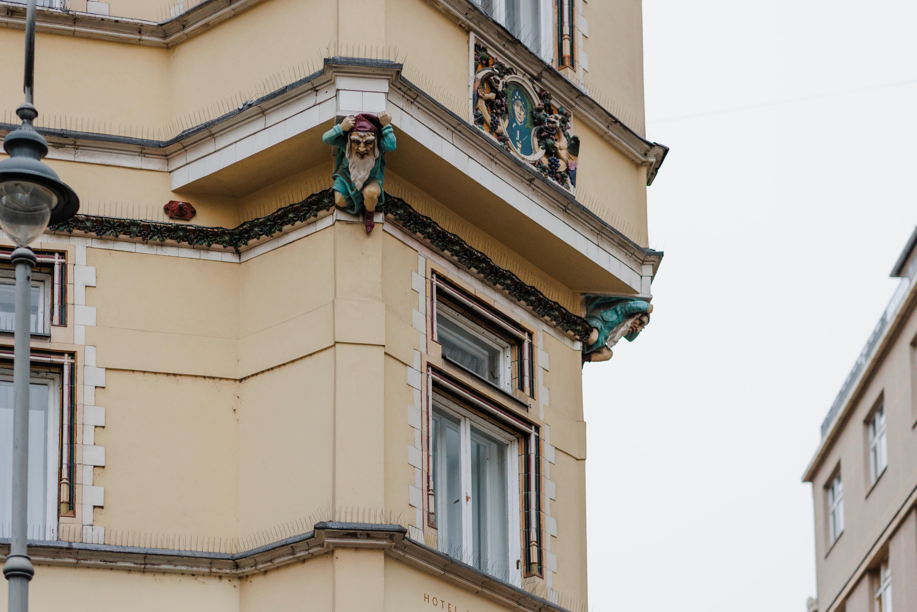 Trpasličí atlanti na rohu Jakubského náměstí a Běhounské.