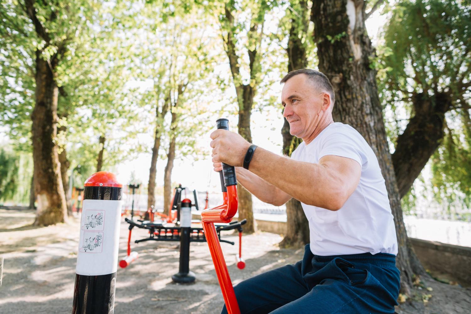 Vyrazte do venkovních workout hřišť.