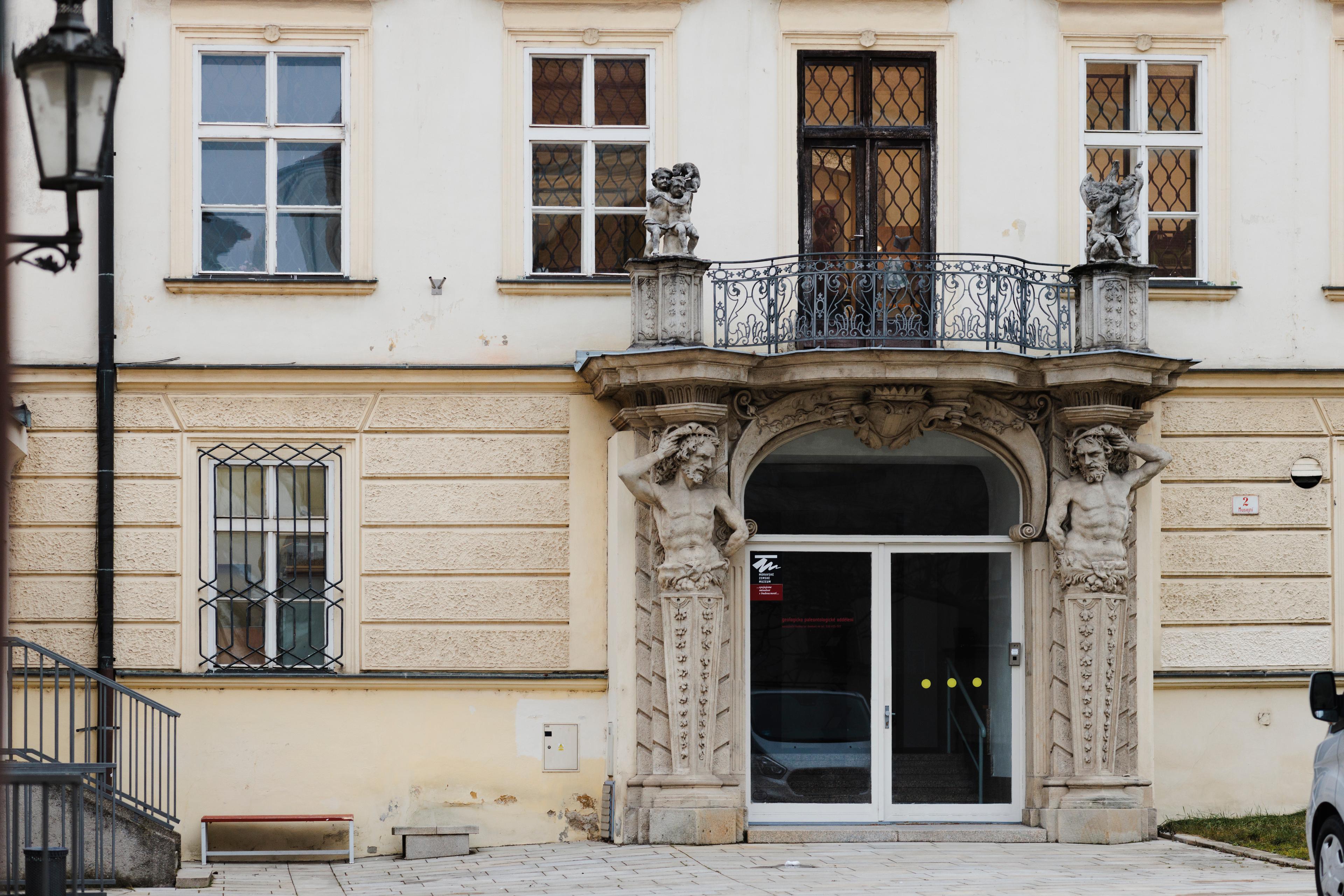 Atlanti u vstupu do Biskupského dvora.