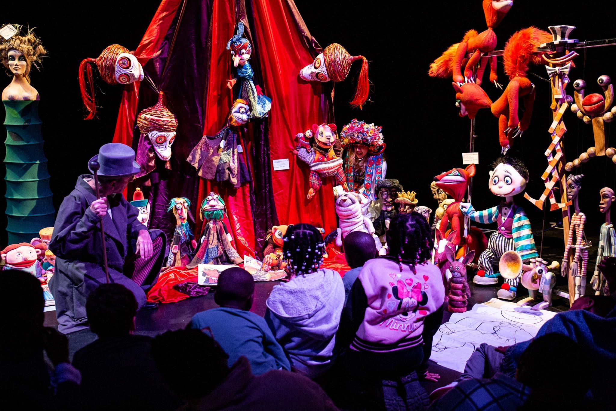 Celkem se představilo přibližně sto originálních loutek z archivu divadla.