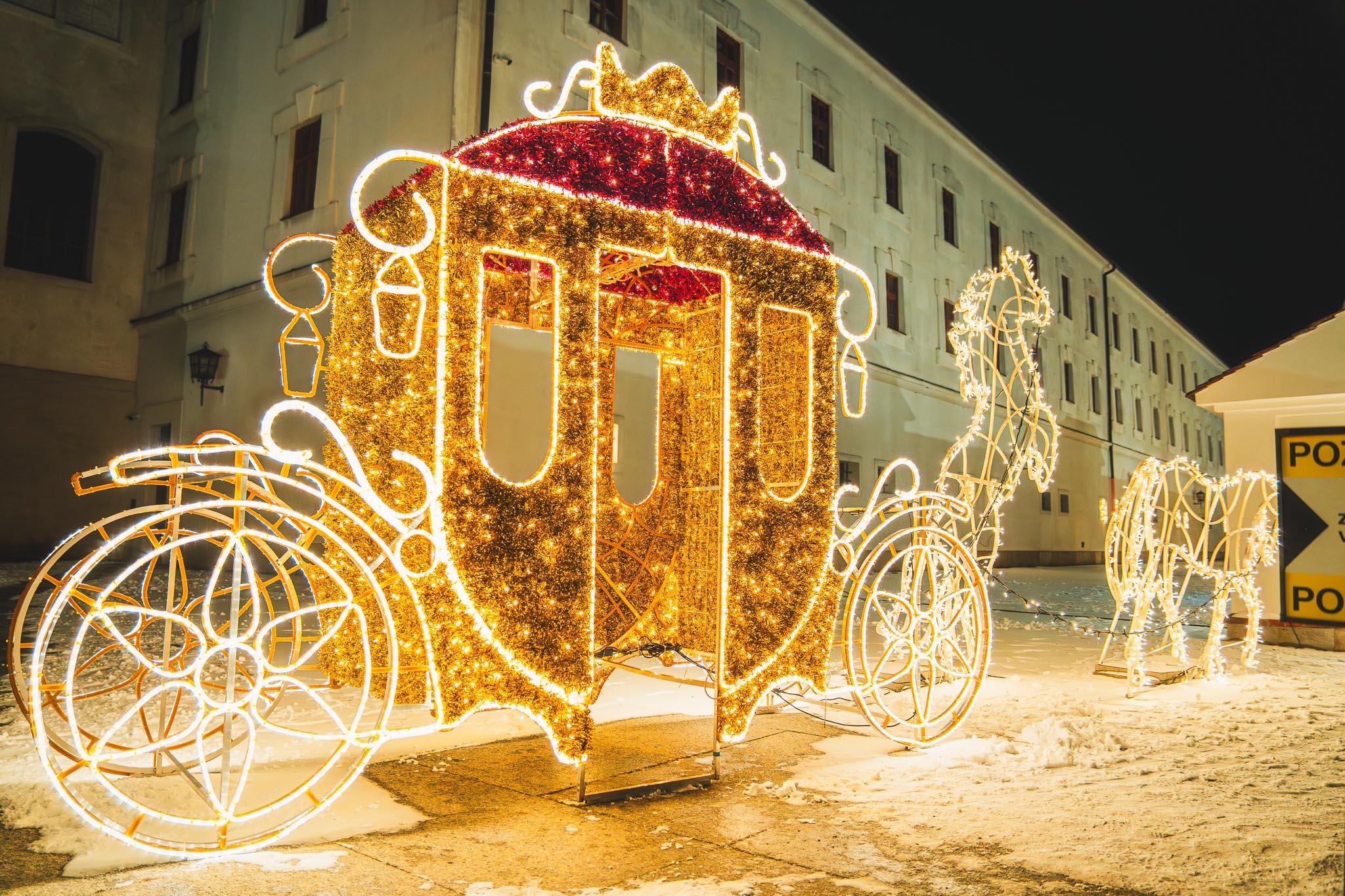 Jednotlivé scény vyprávějí příběh, který můžete objevovat krok za krokem. 