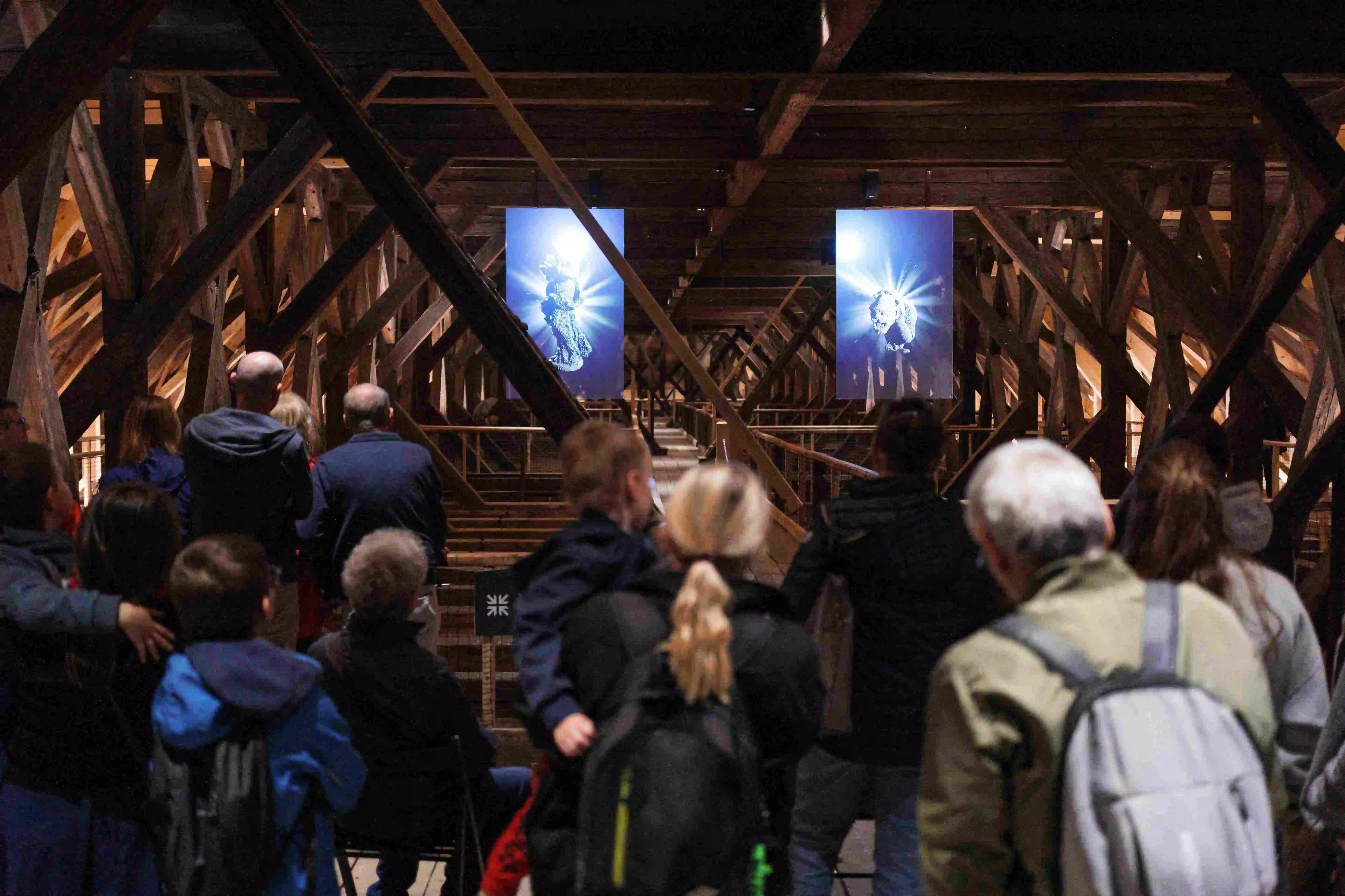 Z podzemí sv. Jakuba můžete vyšplhat až pod tamní obnovené historické krovy