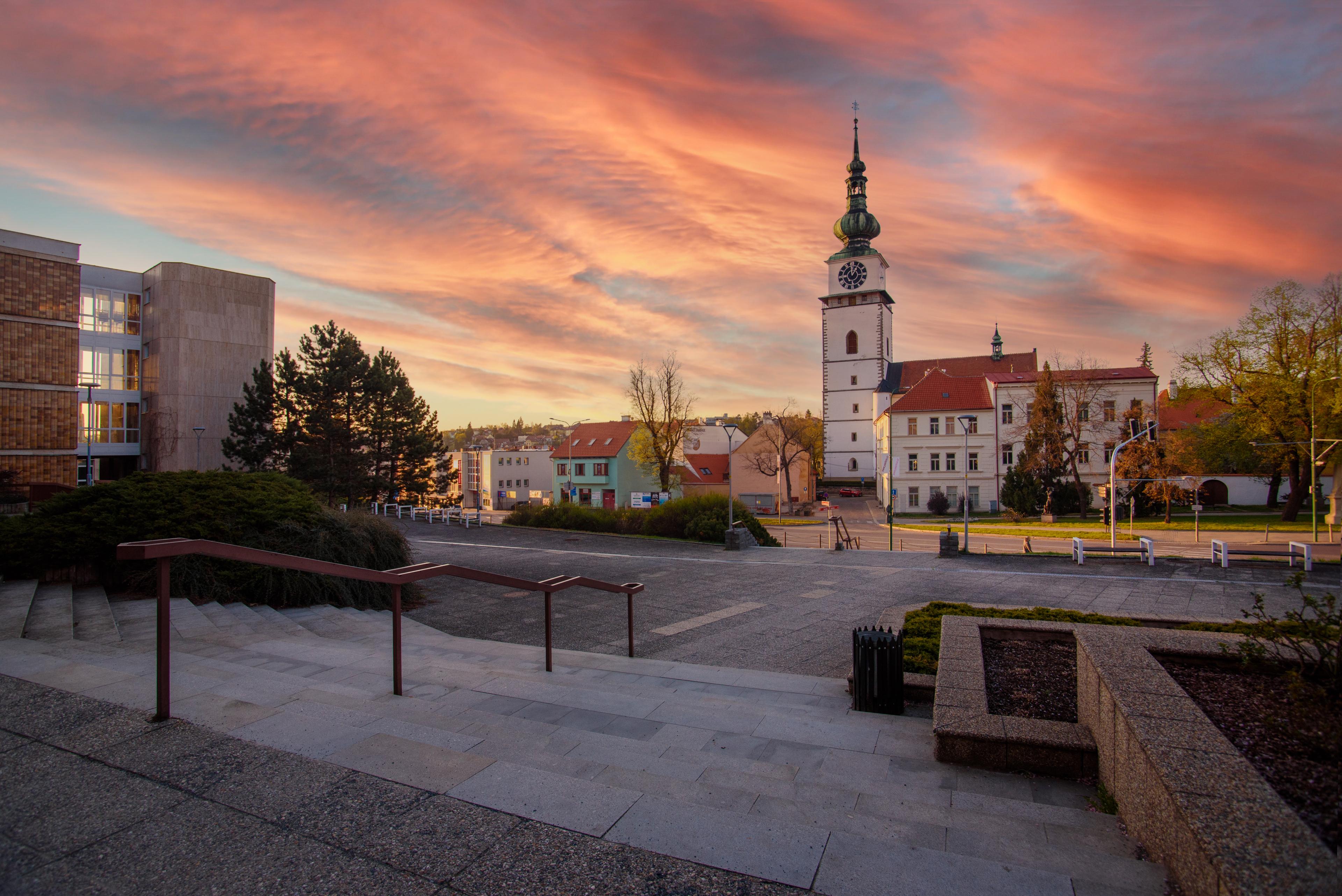 Městská věž kostela sv. Martina, dominanta Třebíče s největšími hodinami v Česku.