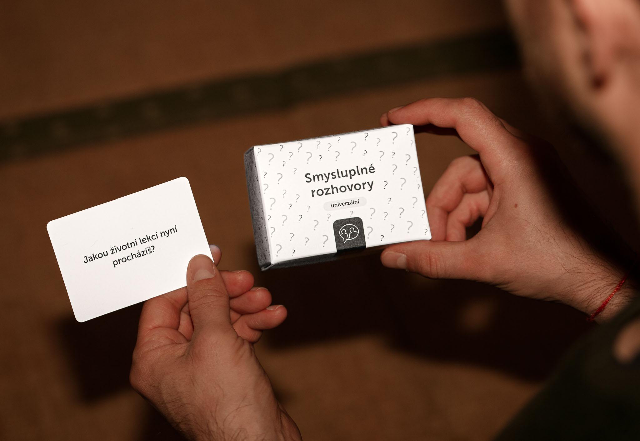 Balíček karet Smysluplných rozhovorů obsahuje otázky, které míří pod povrch klasického small talku.