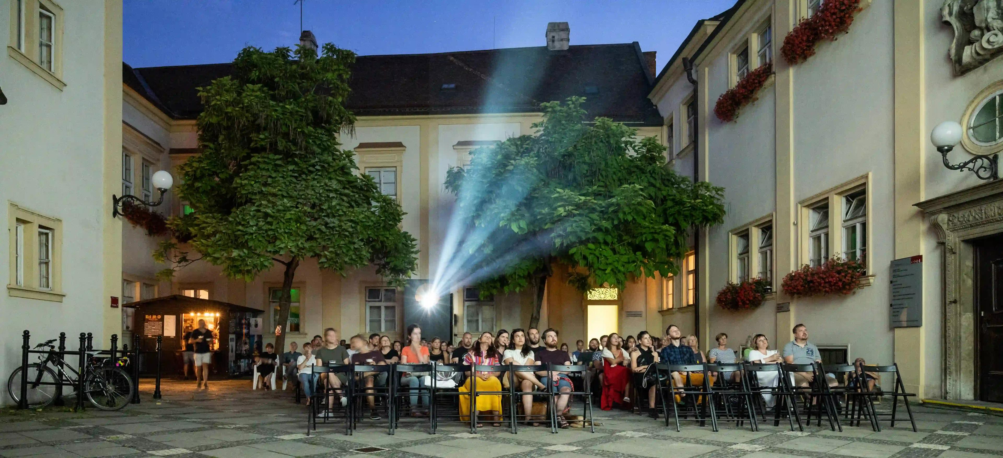 Letní kino na nádvoří radnice Brna-středu