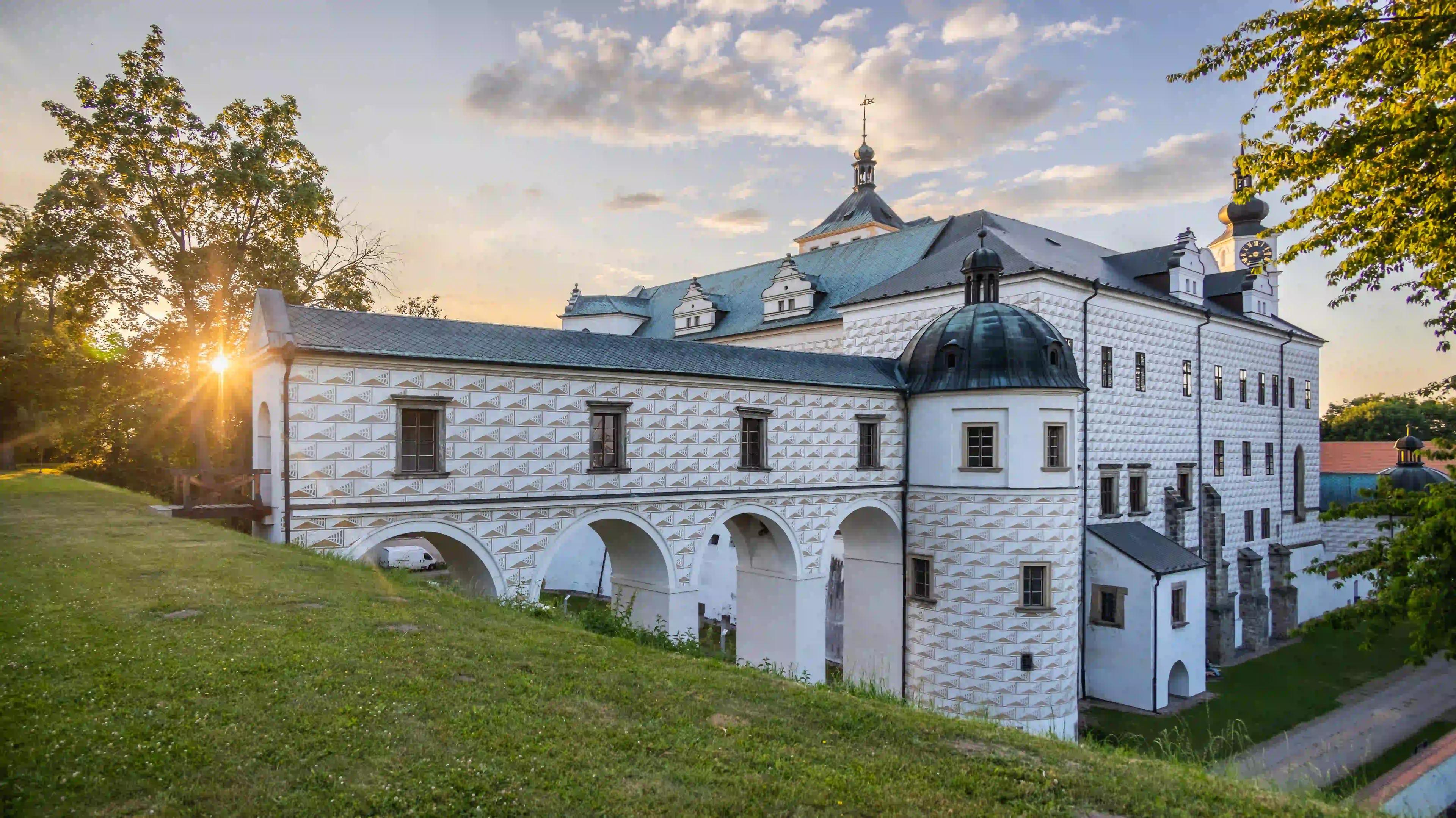 Pardubický zámek se nachází kousek od centra města