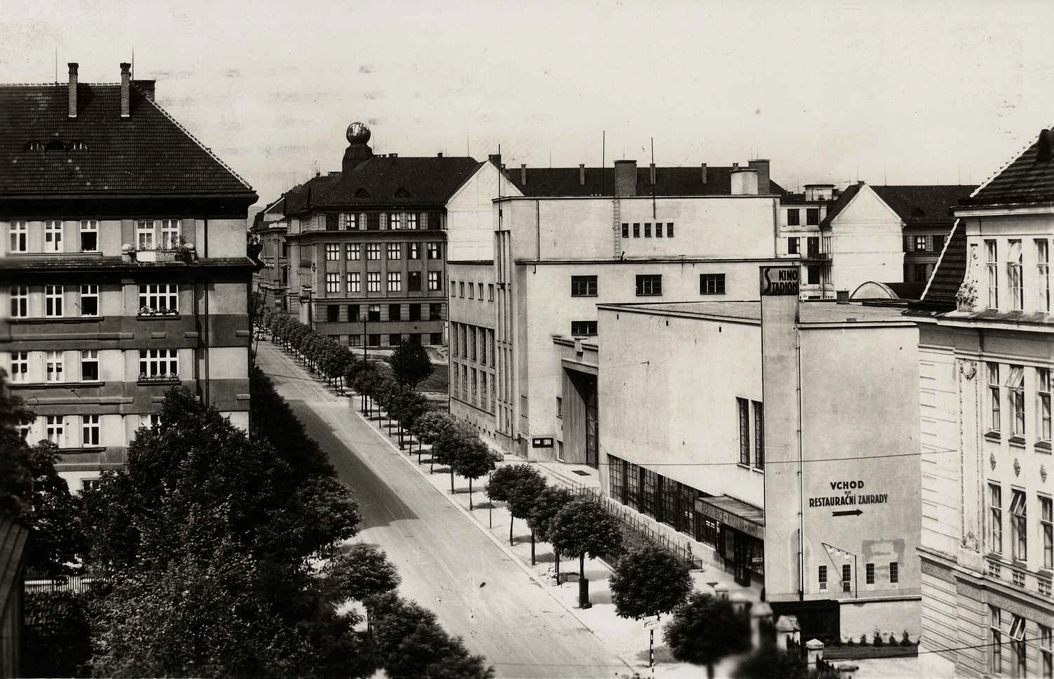 Sokolovna a společenské centrum Stadion má své kořeny v roce 1922. Budovu slavnostně otevřeli v roce 1929.