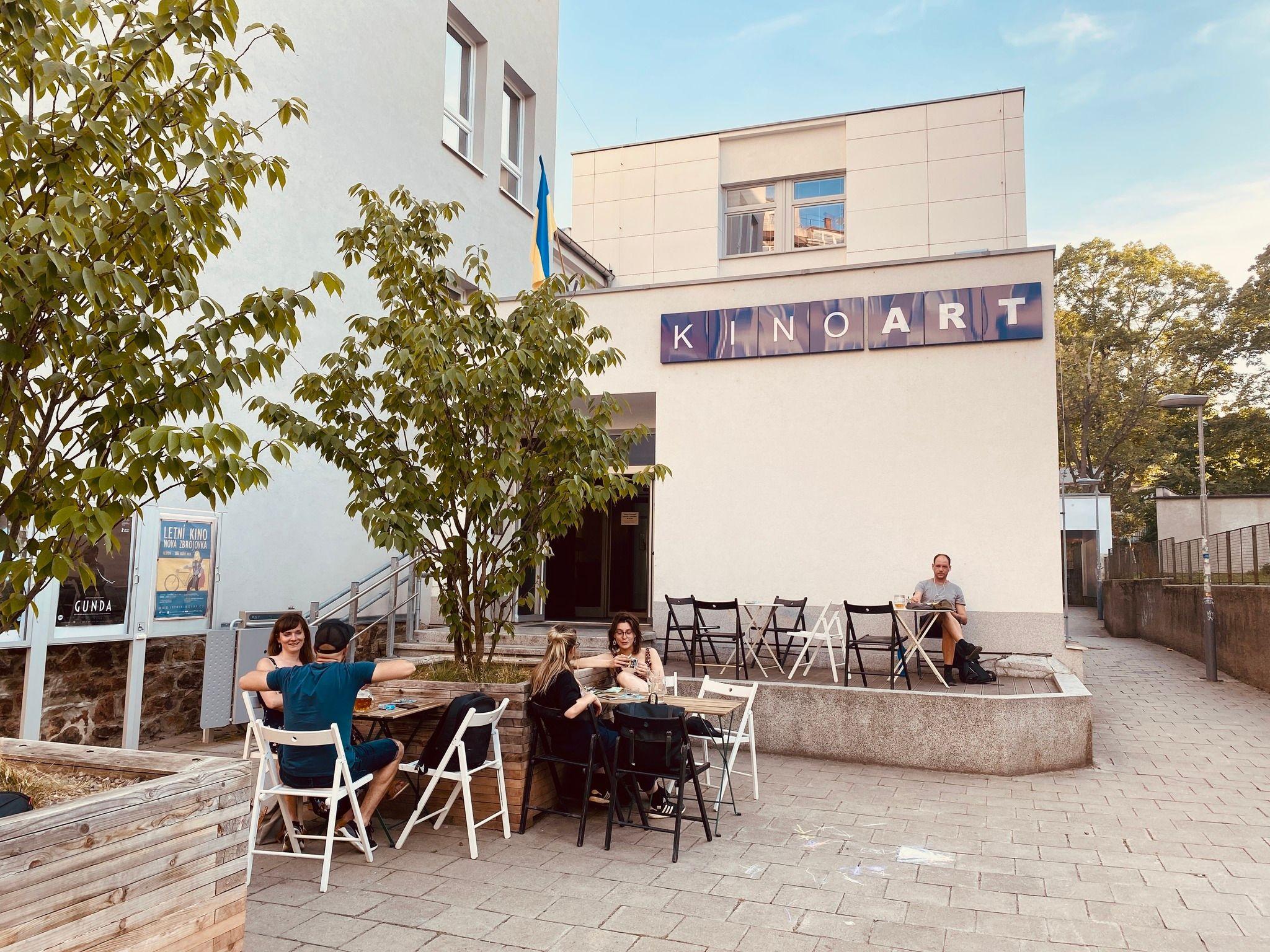 Užijte si atmosféru kina na letních zahrádkách, které v teplých měsících ožívají