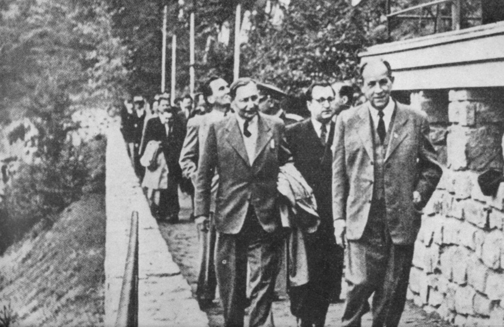 Antonín Zápotocký (vpravo) na VIP tribuně.