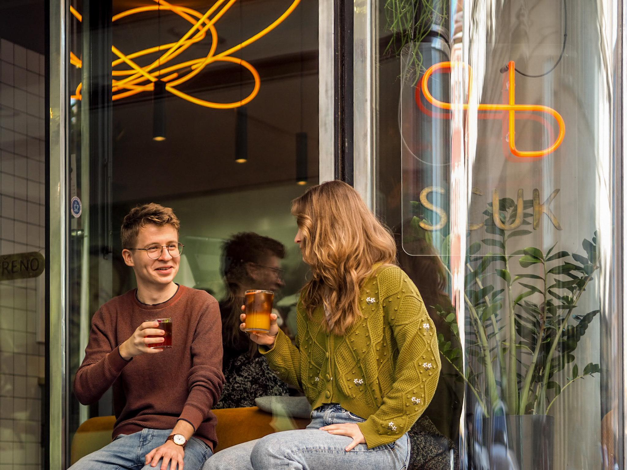 Drinky na teráskách, kafíčka na sluníčku, toulky městem a procházky klidně až na kraj Brna.