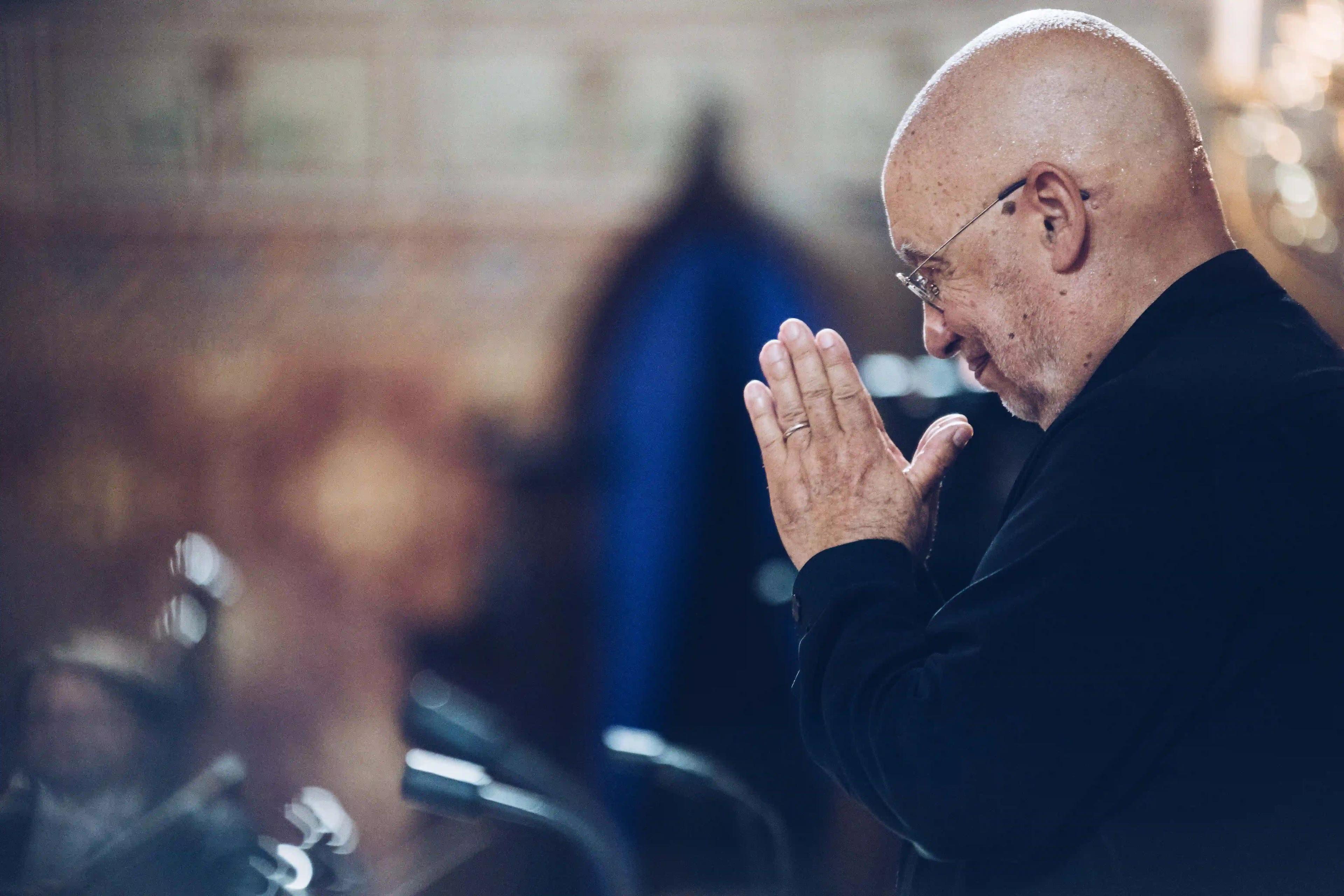 Koncert řídí šéfdirigent Dennis Russell Davies