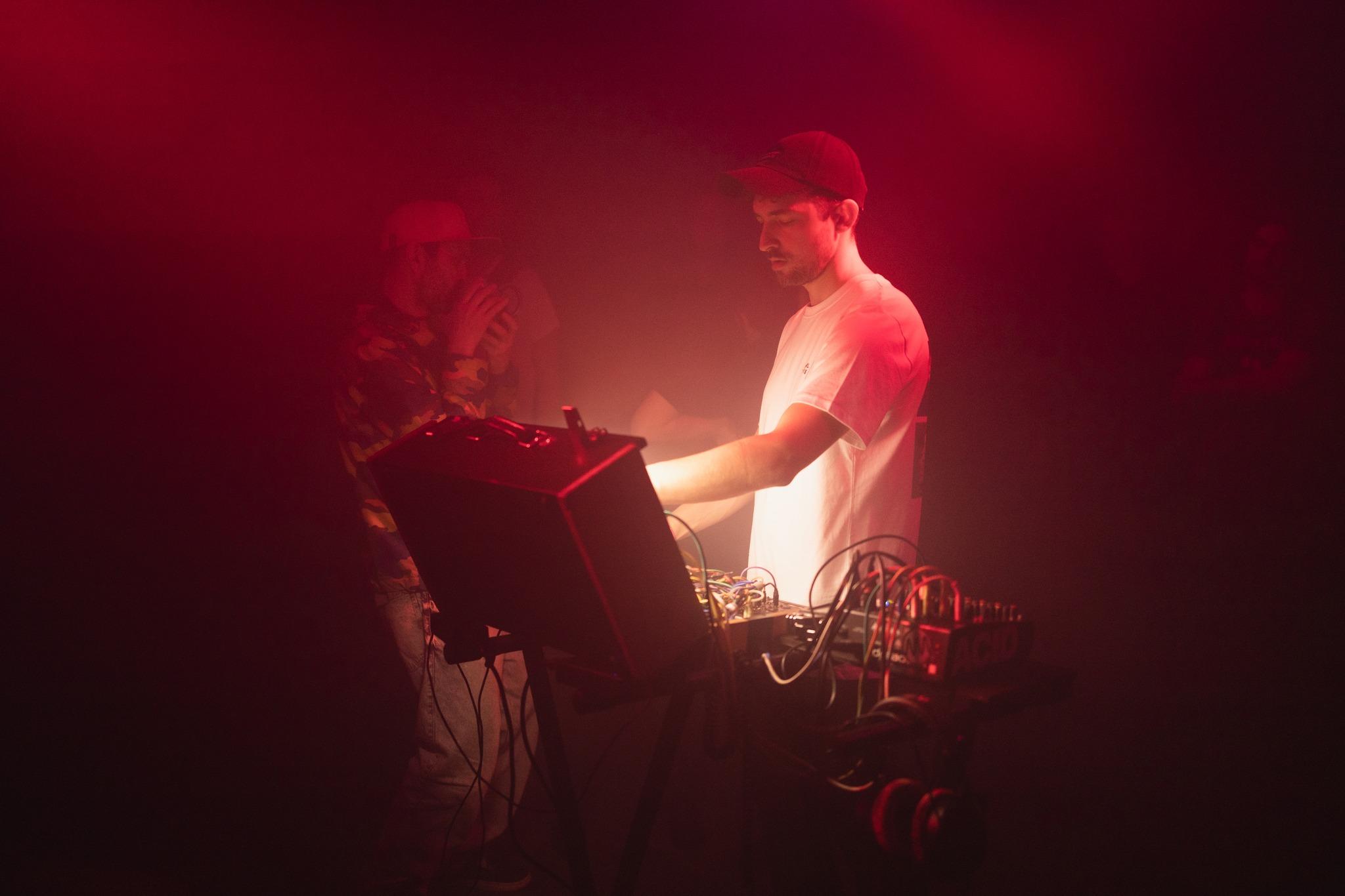 HRTL vystupuje v ARTBARU.