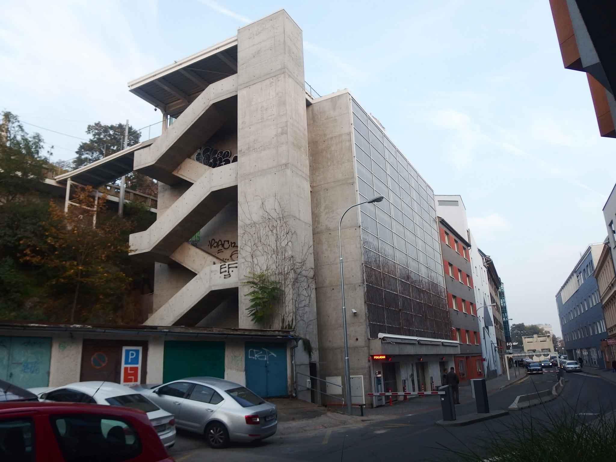 Parkovací dům Pinki Park