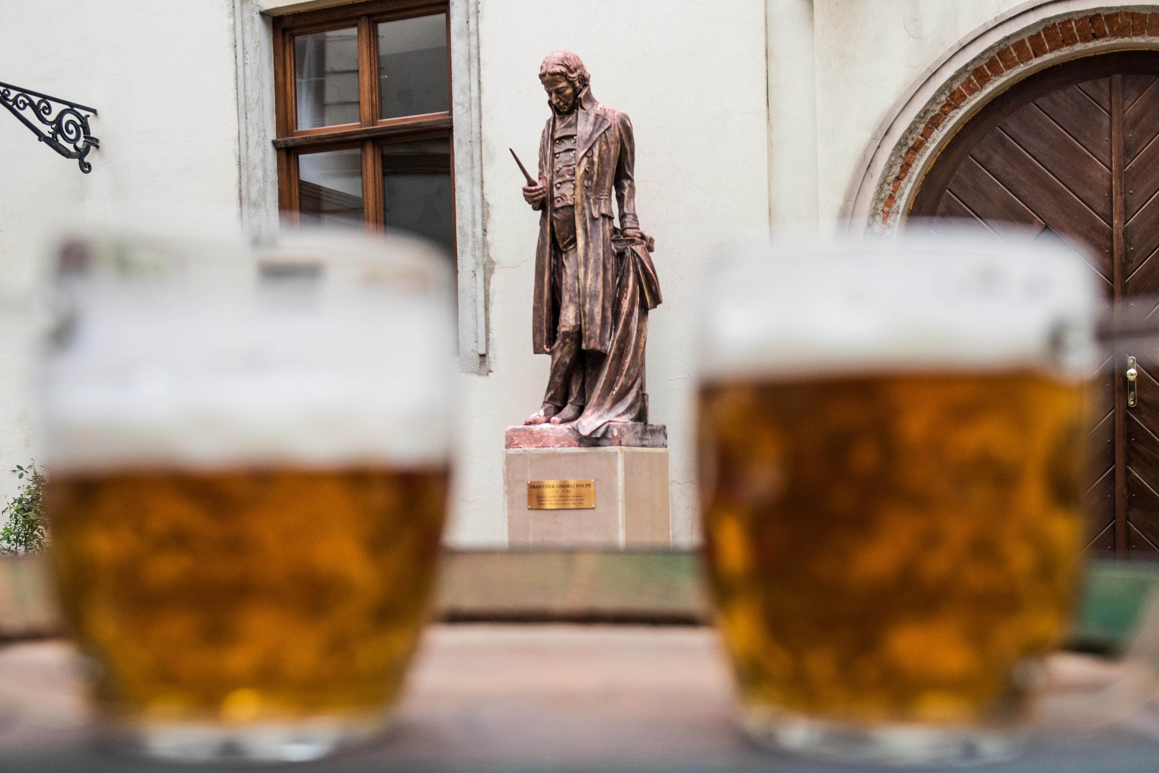 Socha Františka Ondřeje Poupěte na nádvoří u Pivovarského domu Poupě.