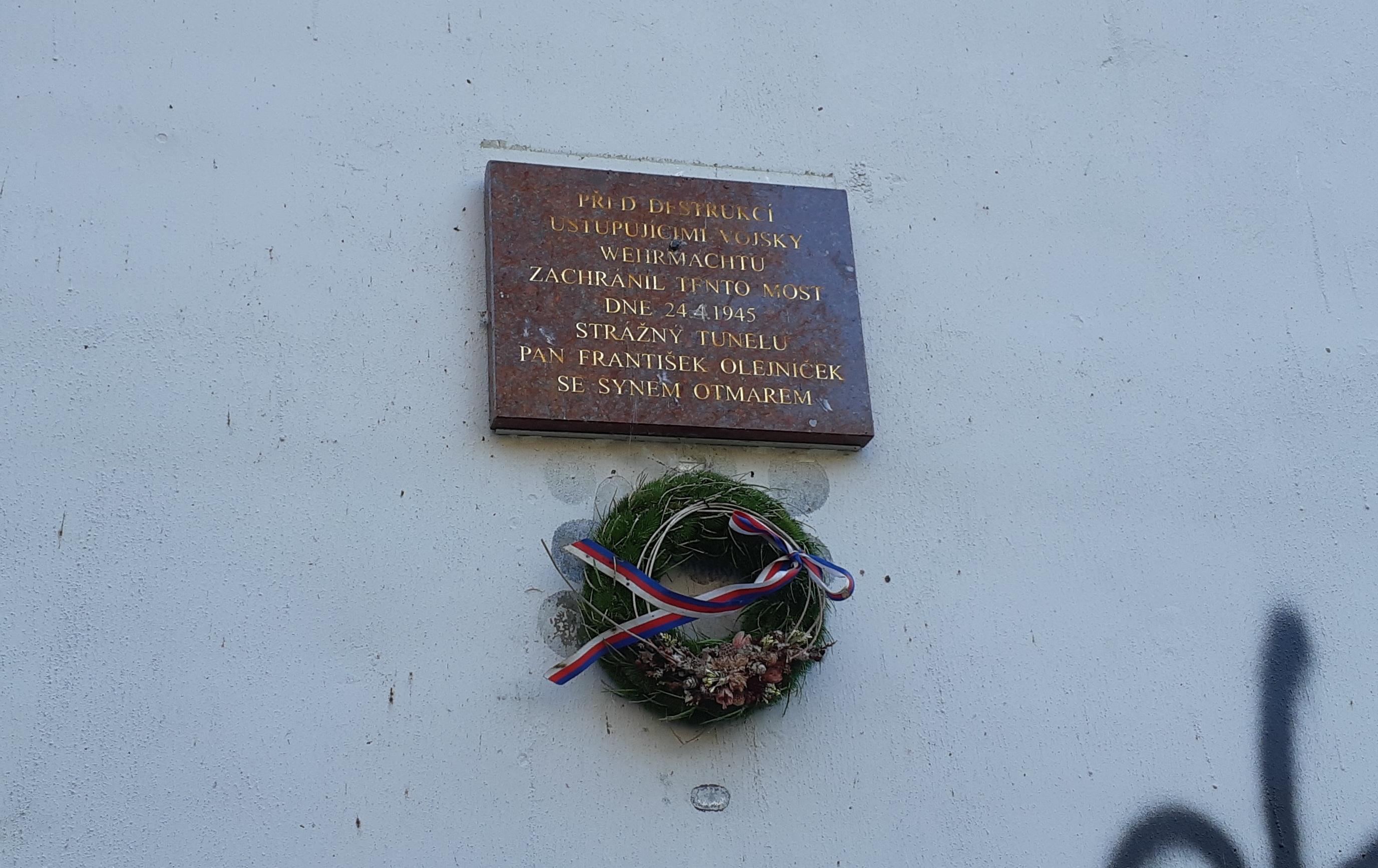 Pamětní deska na železničním mostě