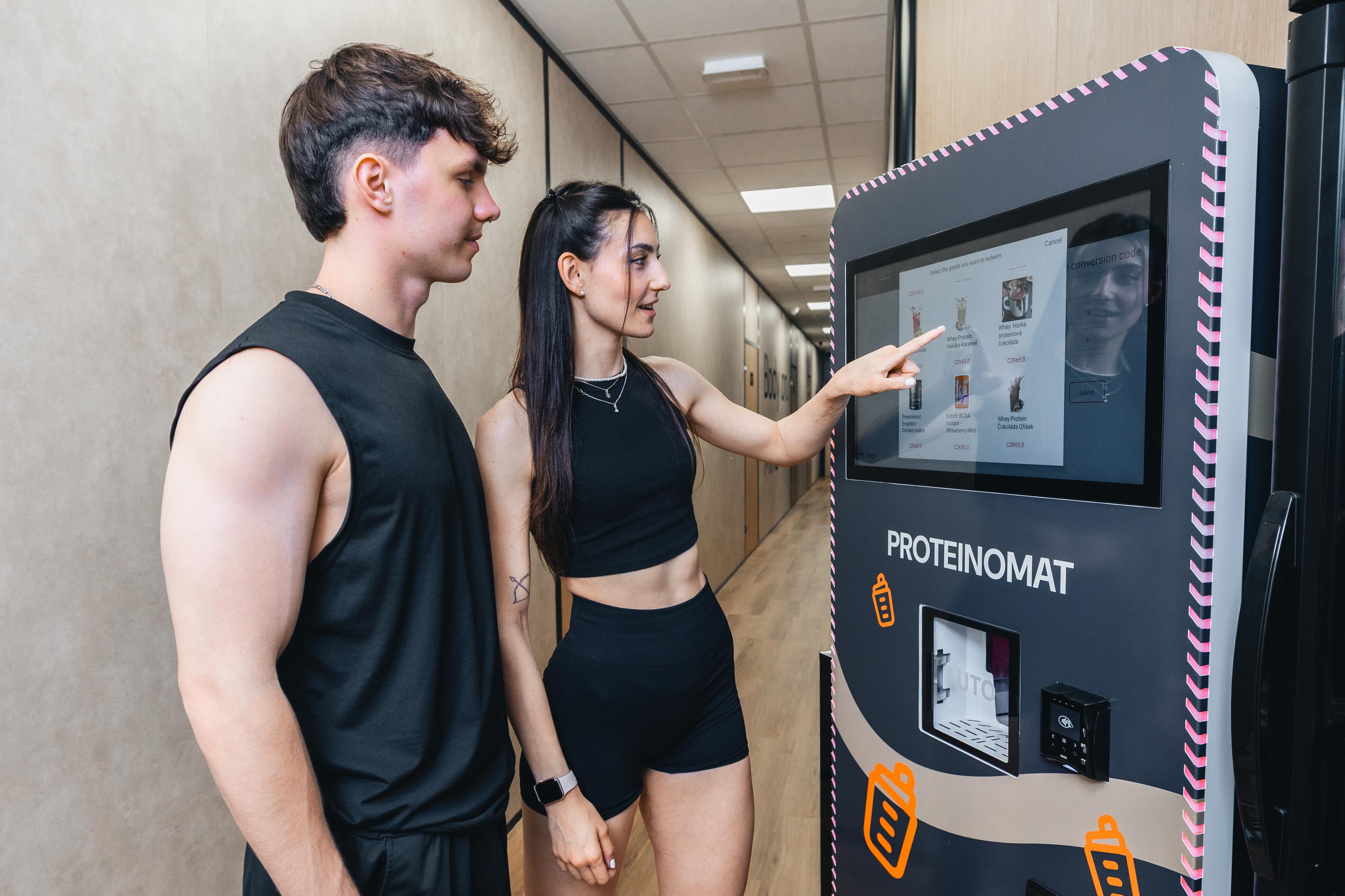 Součástí vybavení je i samoobslužný automat na přípravu proteinových nápojů, pre-workoutů a BCAA nápojů, které si mohou návštěvníci připravit přímo po tréninku