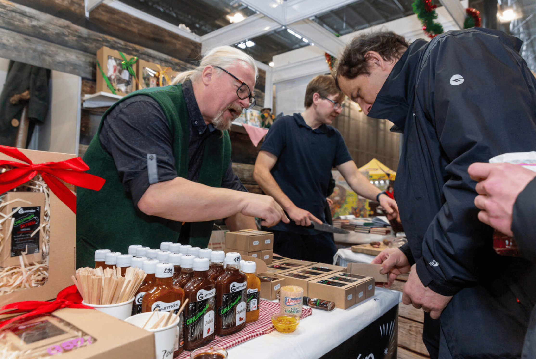 Zázemí zahrnuje občerstvení, restauraci, bankomaty, toalety i šatnu.