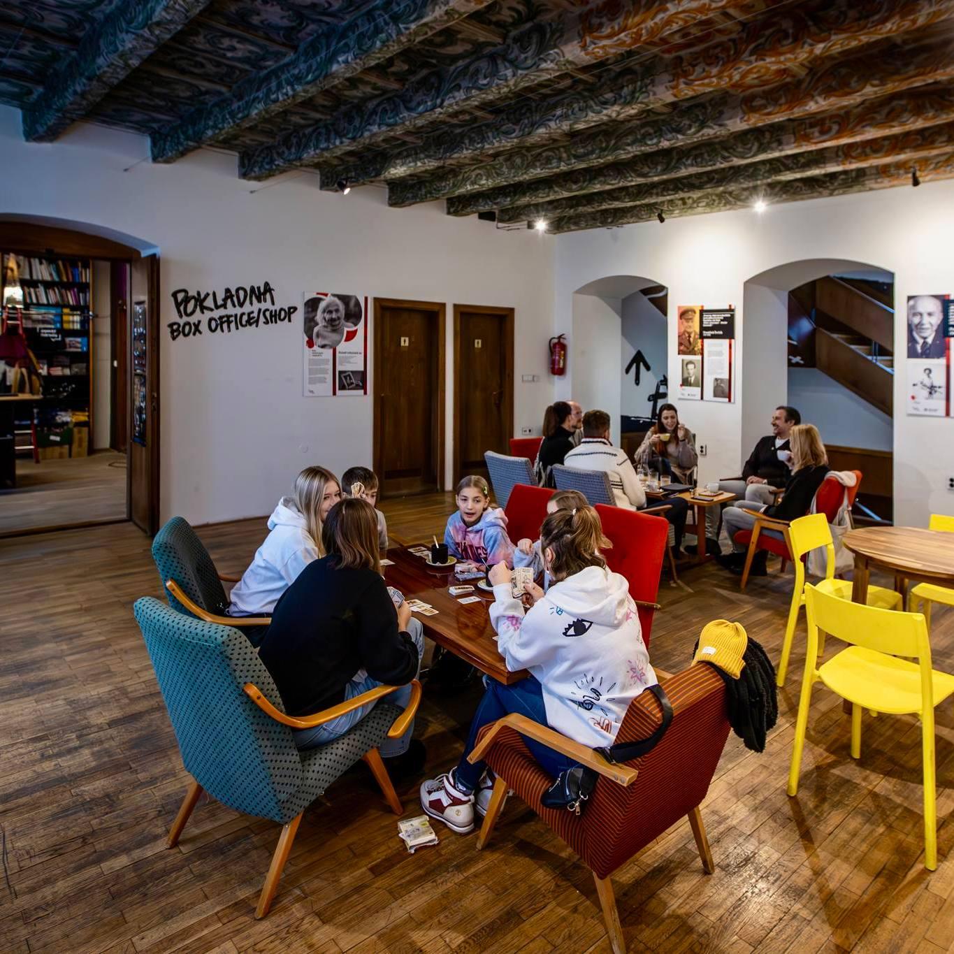 Café Paměti národa: kde káva chutná po vzpomínkách