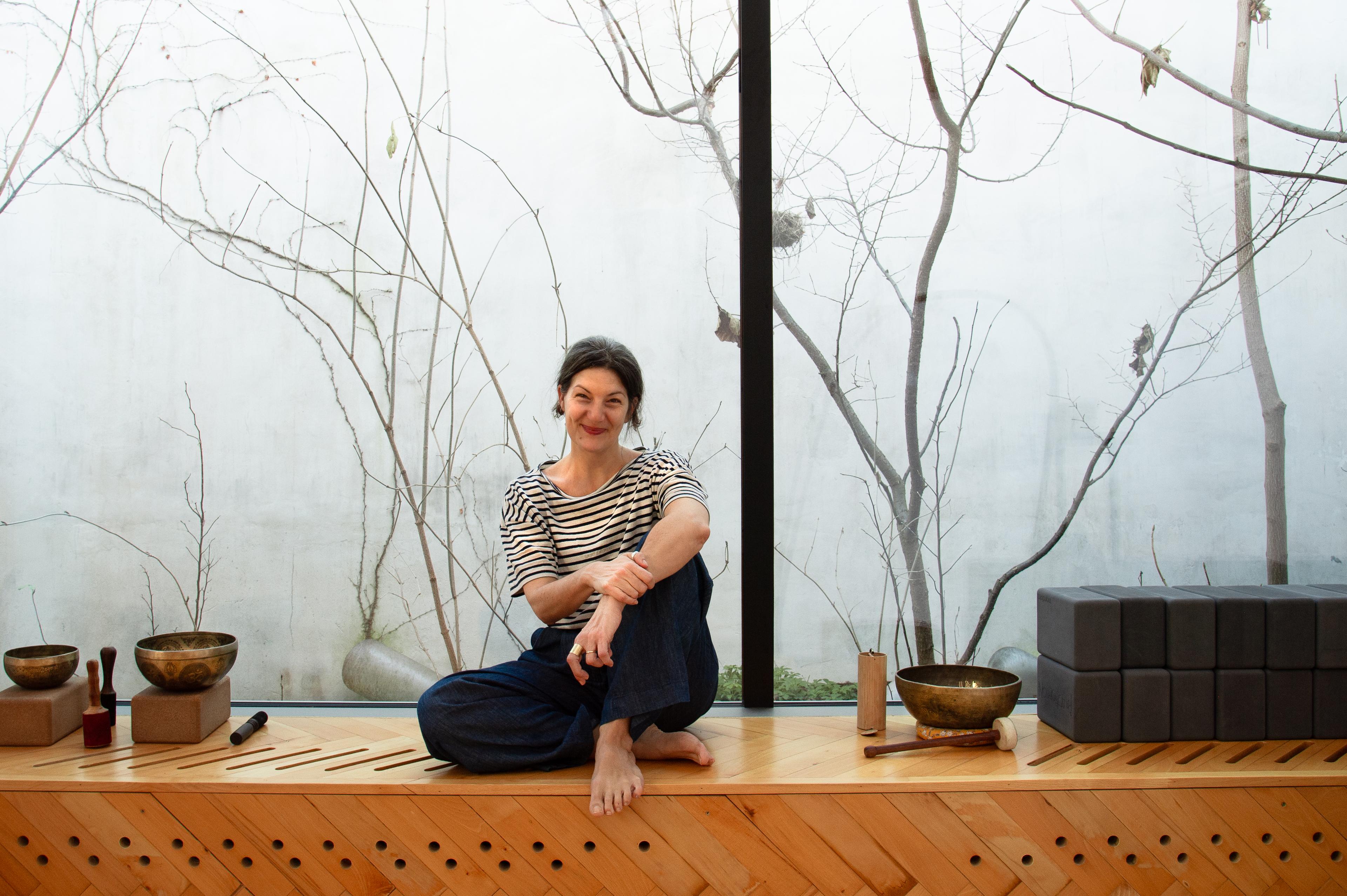 Christina Smutny v krásných prostorách interiéru Yoga Garden, který navrhoval architekt Szymon Rozwalka