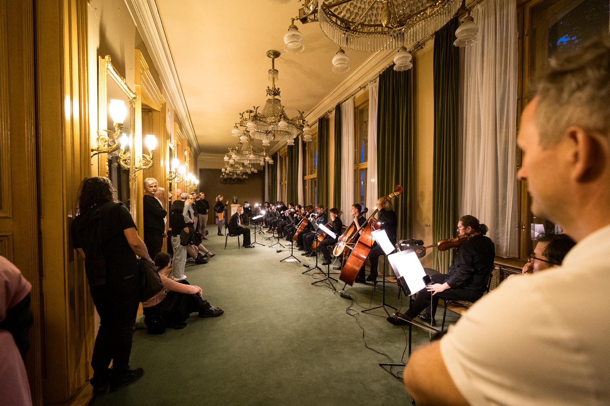 Hudba se vrací do města jako přirozená součást každodennosti – přesně, jak si to Satie přál