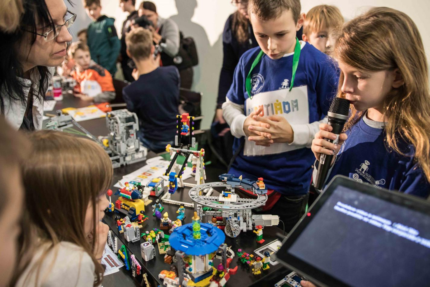 Fascinuje vaše dítě, jak roboti fungují, pohybují se a reagují na okolí? V kroužku RoboVIDA si vyzkouší práci technika i programátora.