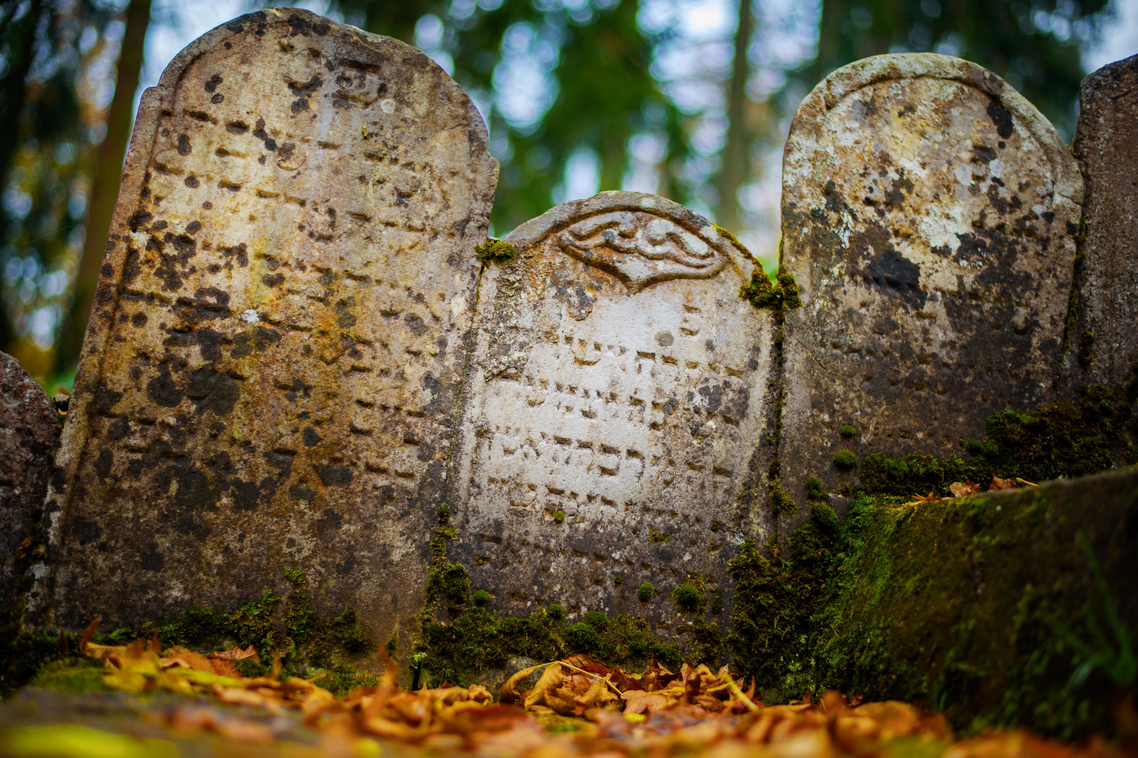 Židovský hřbitov je velmi výrazným prvkem stezky.