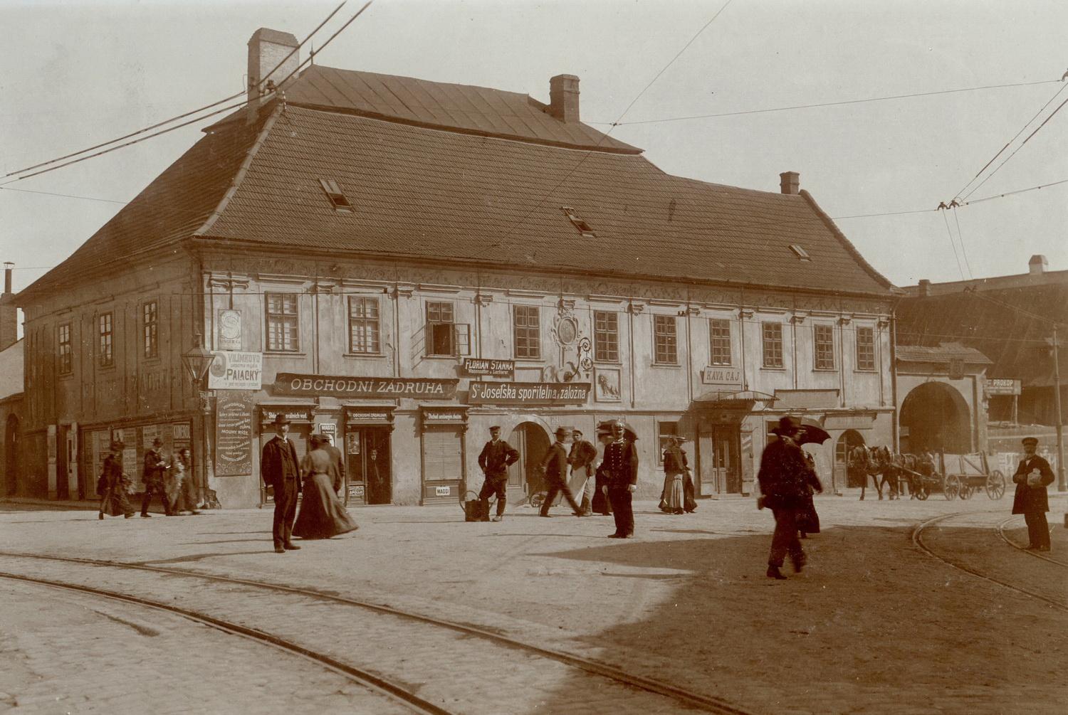Historický snímek hostince U modrého lva.