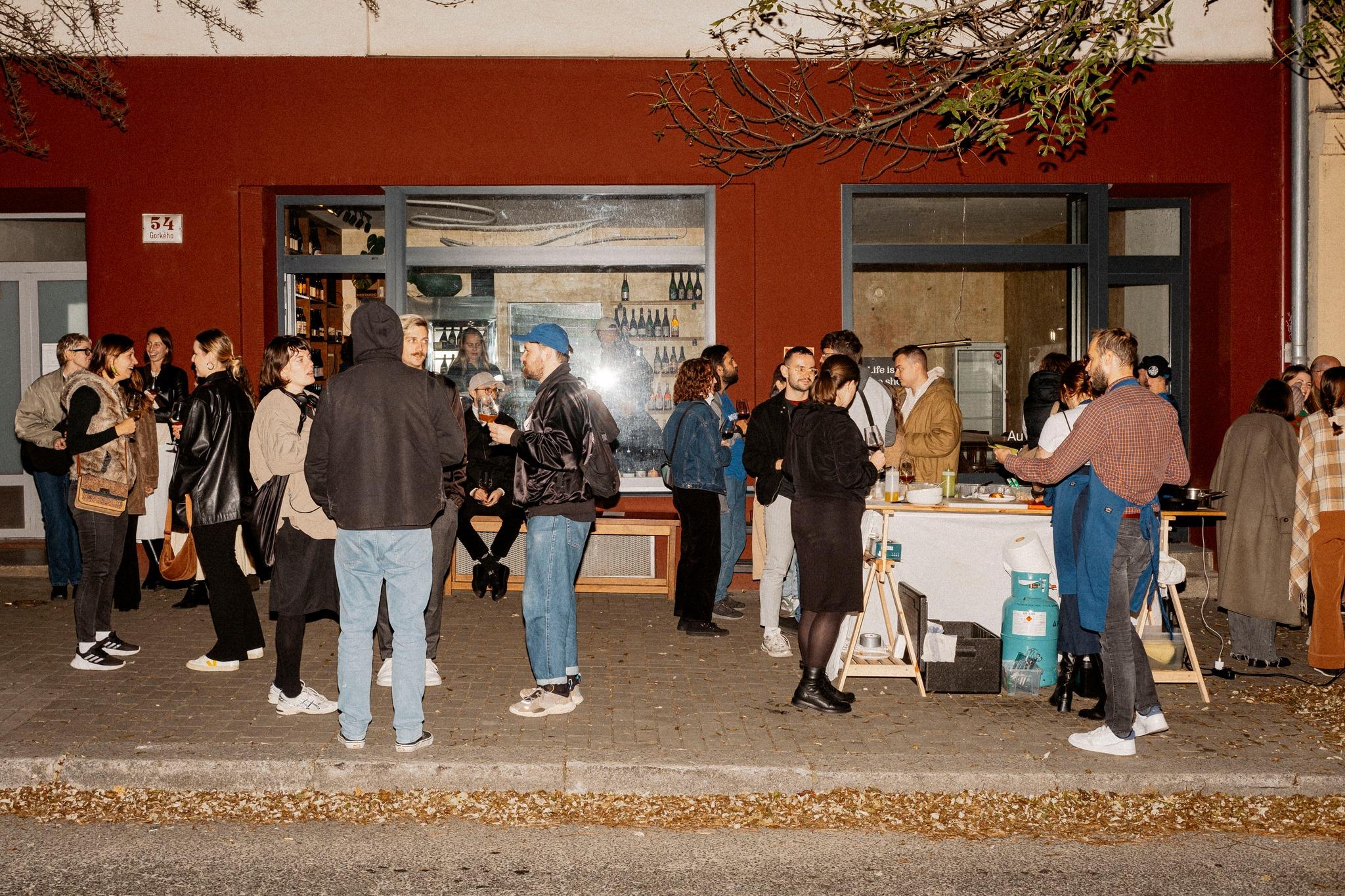 Natural Wine Shop se nedávno přestěhoval do nových prostor na Gorkého ulici, hned vedle Bláhovky
