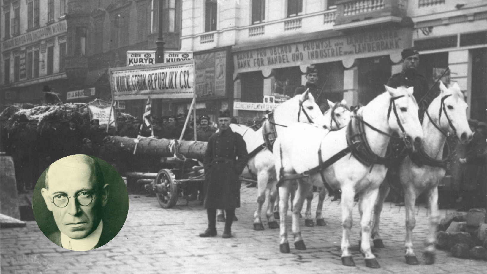 Převoz prvního vánočního stromu na náměstí Svobody