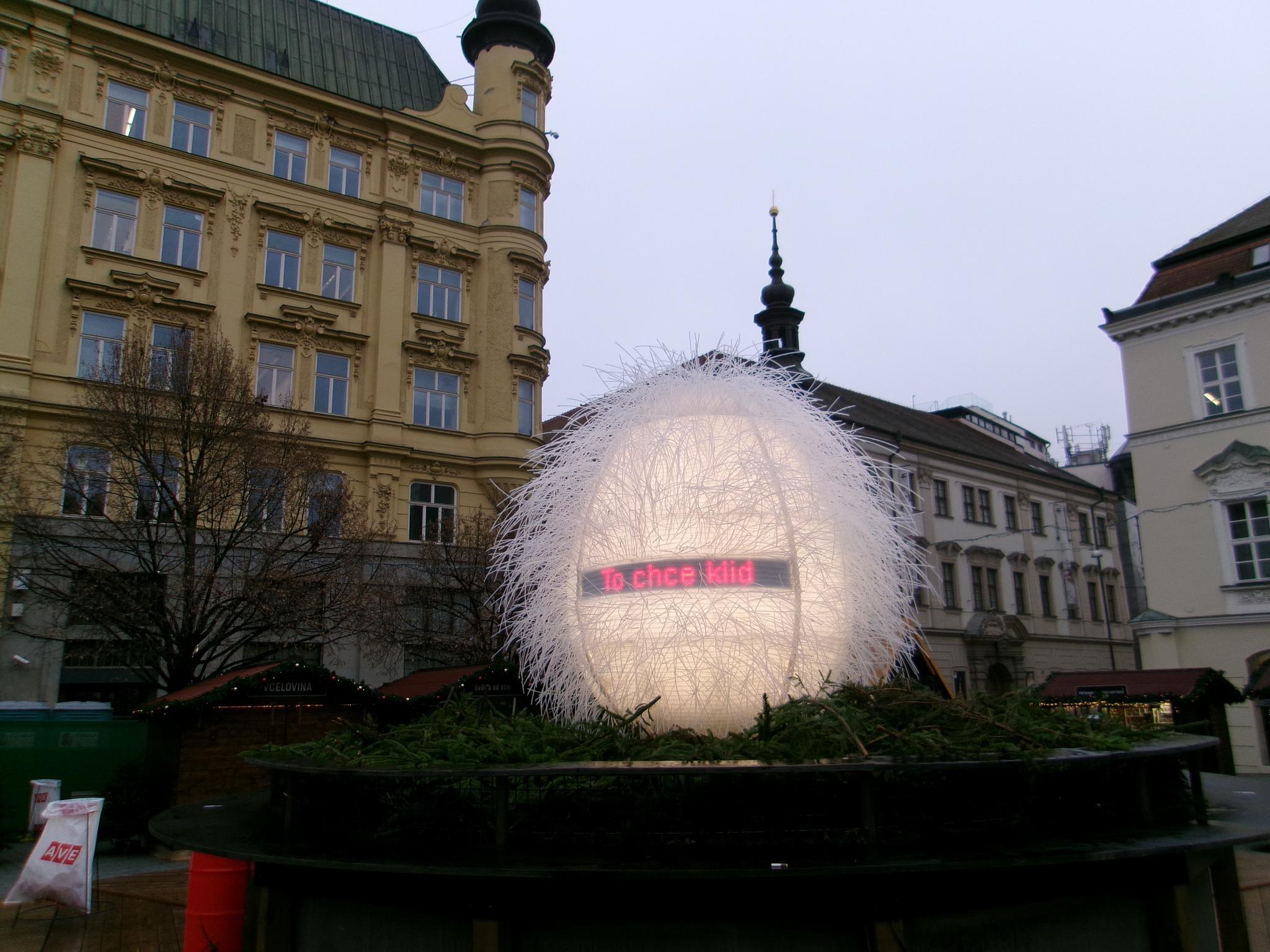 Dračí vejce na Svoboďáku s nápisy od Brňáků je jednou z největších atrakcí brněnských Vánoc.