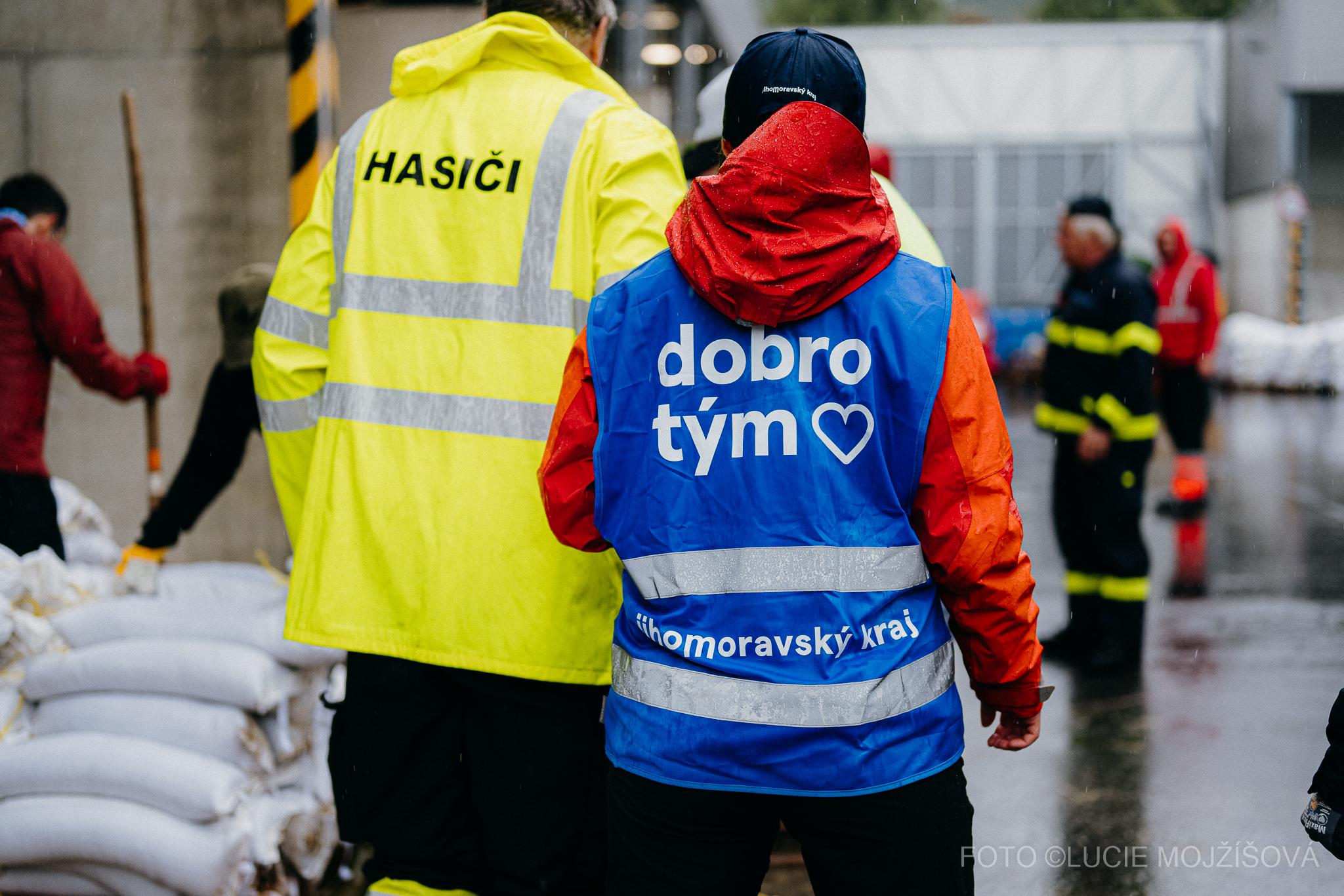 Pytlování při povodních.