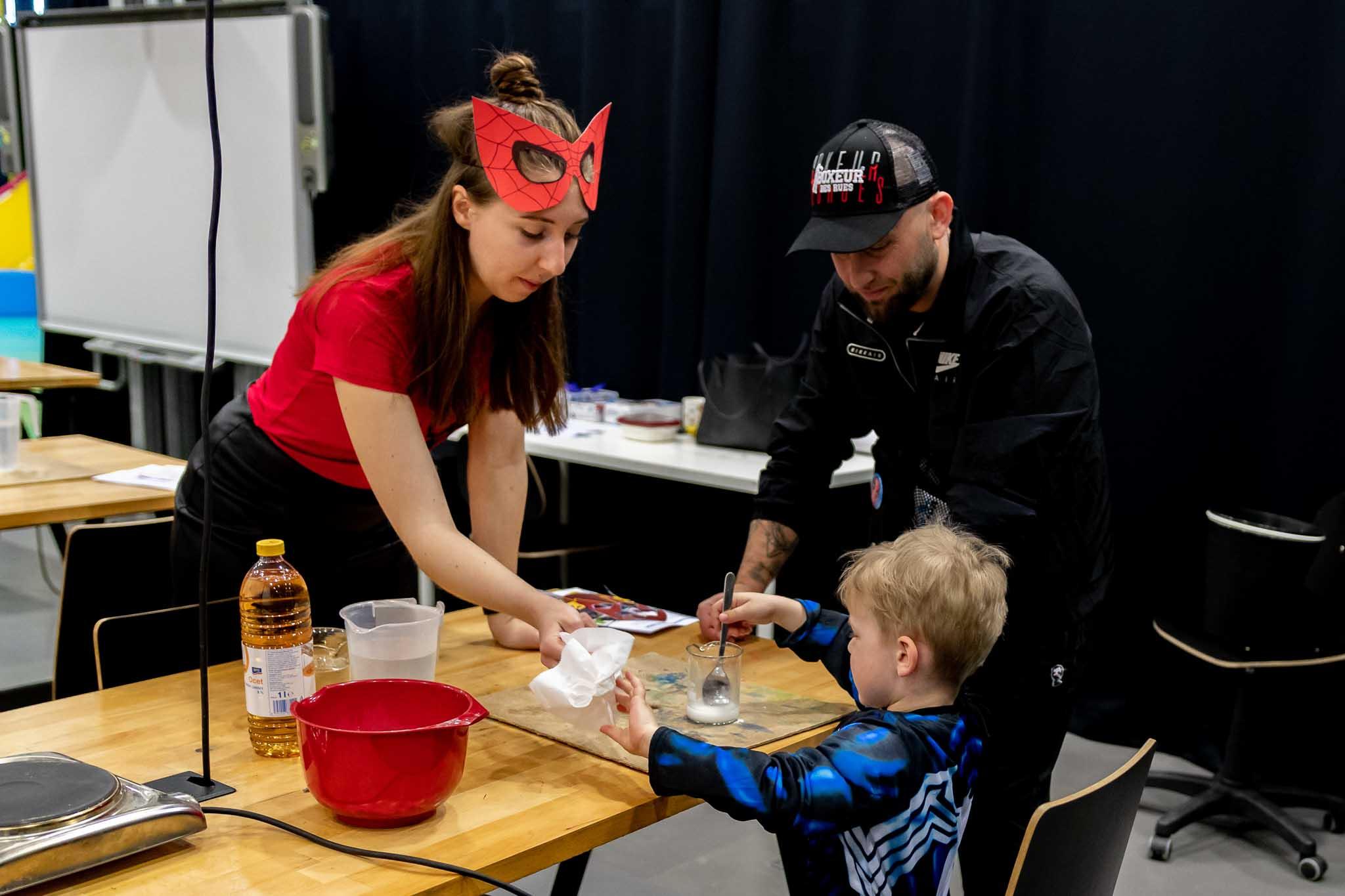 Až do konce listopadu si užijete víkendové dílničky plné pokusů inspirované slavnými superhrdiny.