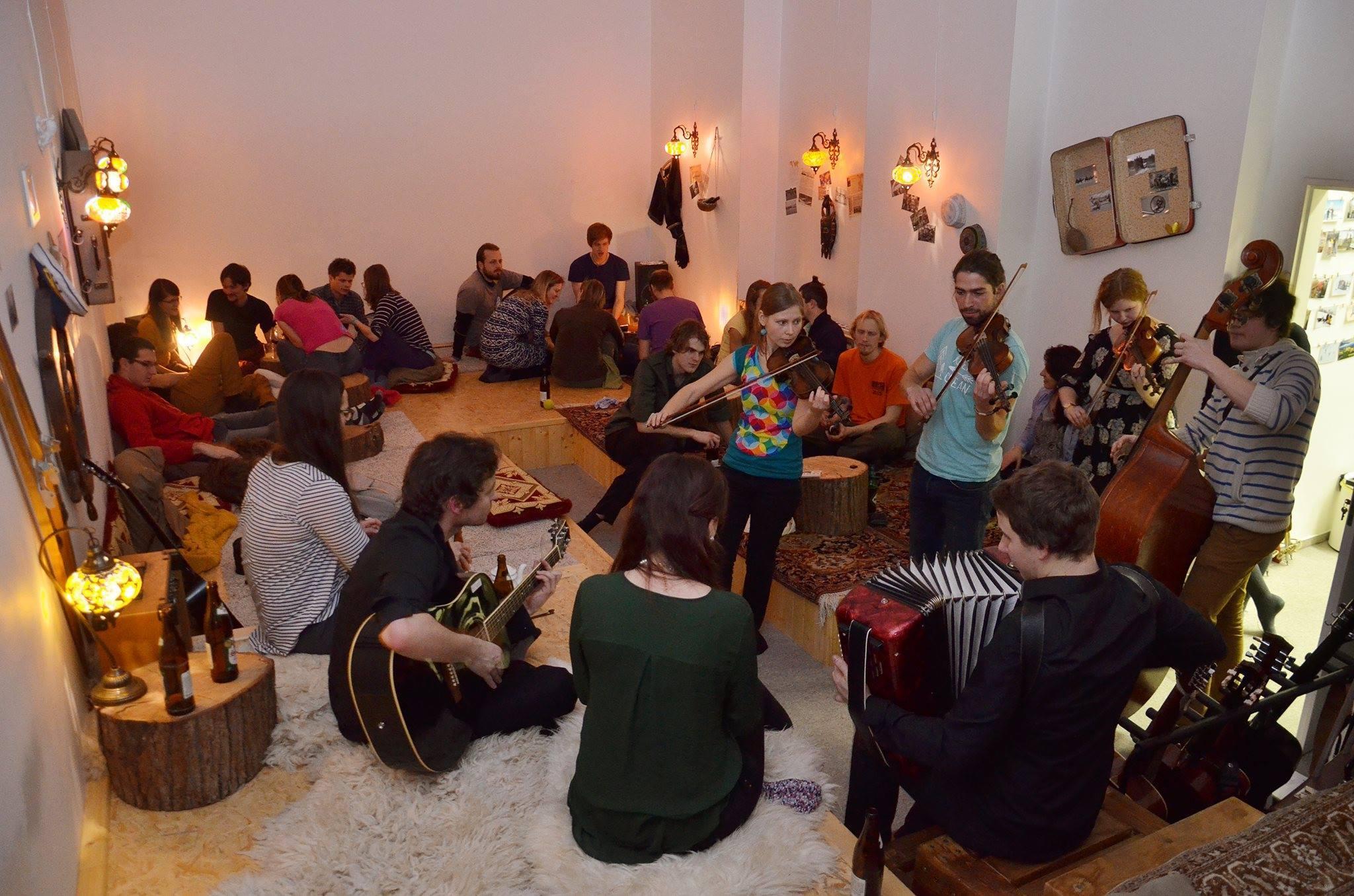 Pokud nemáte vlastní kytaru ani ukulele, vydejte se do Expediční klubovny!