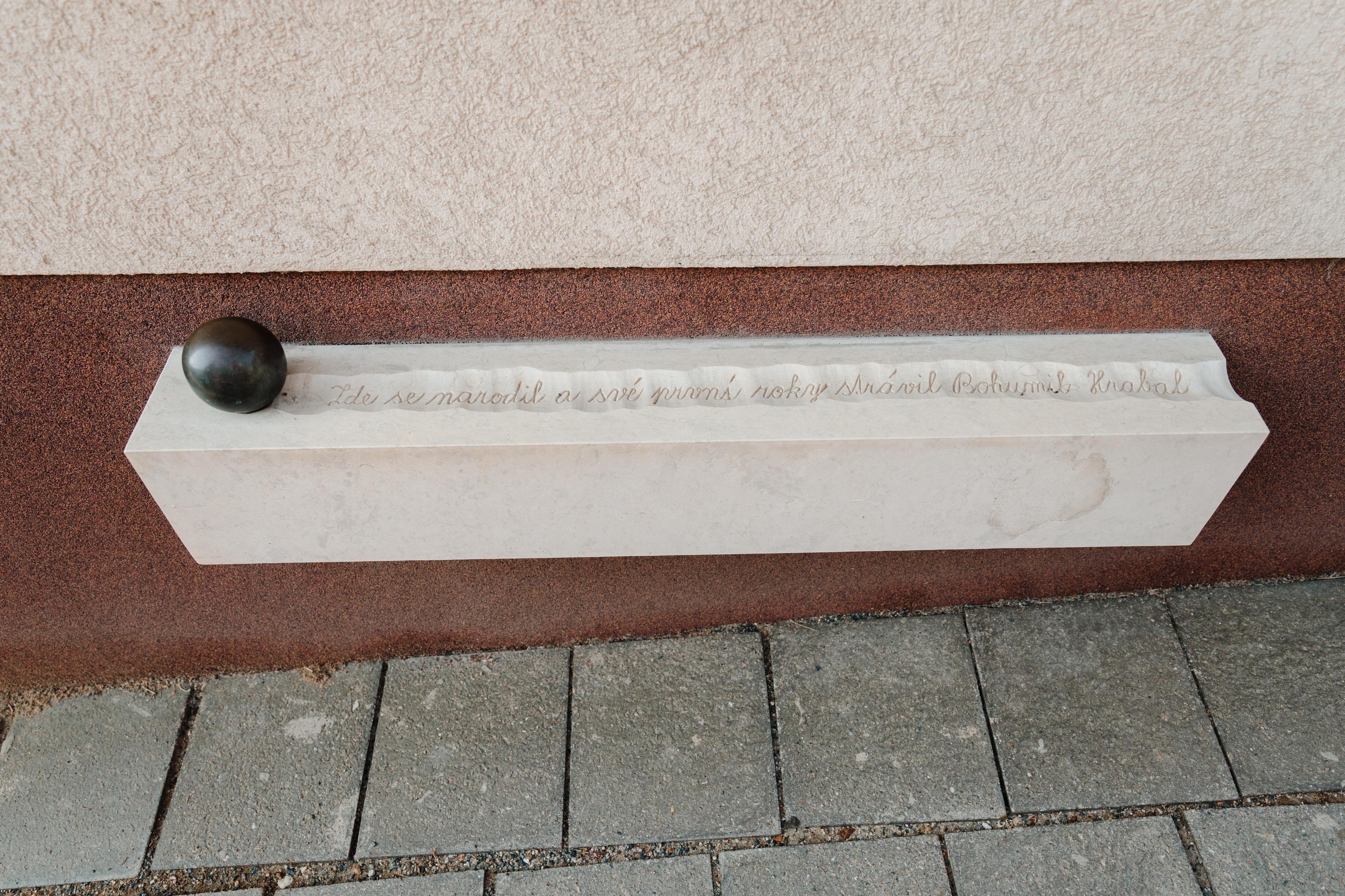 Hrabalova pamětní deska na Balbínově ulici.