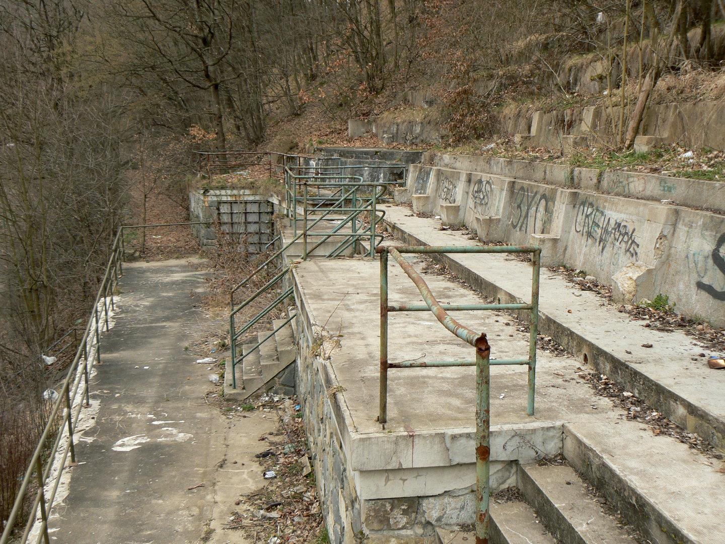 Zbytky tribun v Mariánském údolí