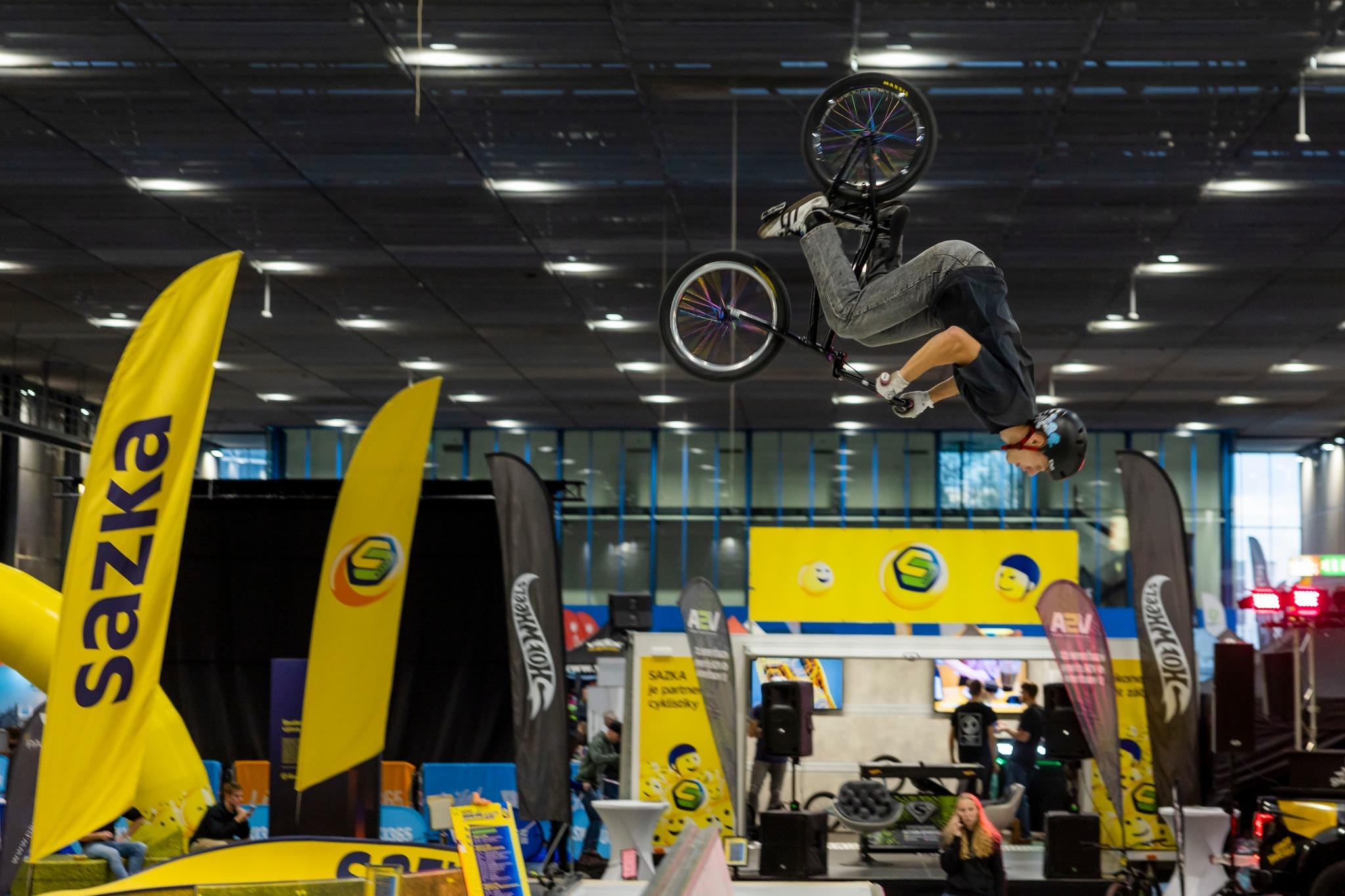 V hale F vás čekají freestyle triky na kole a koloběžce.