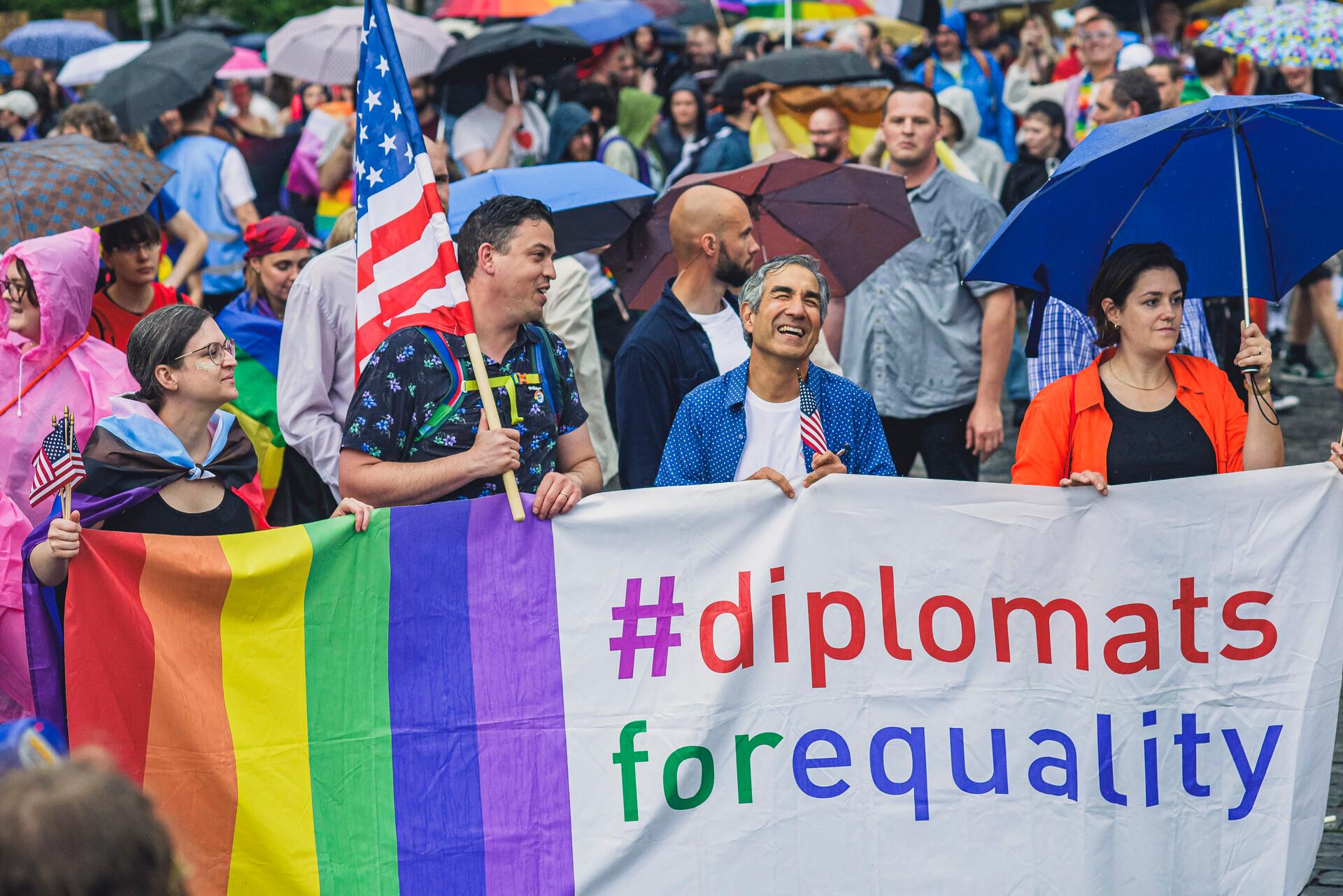Festival spolupracuje s místními institucemi, např. s Divadlem Husa na provázku, Masarykovou univerzitou aj.