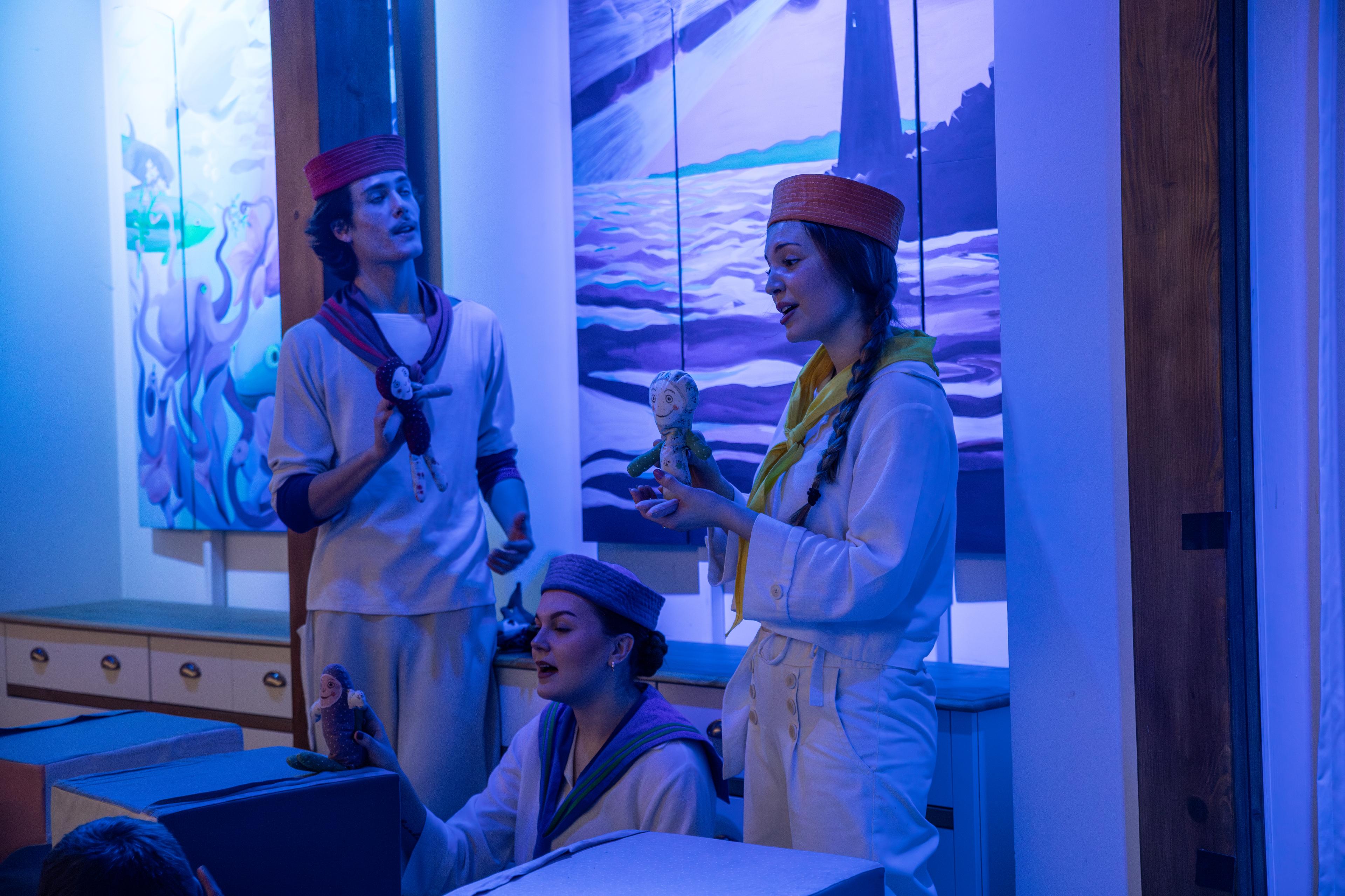 Společně s námořníky se nalodíte a za zvuku jemných melodií vyrazíte na cestu plnou drobných dobrodružství.