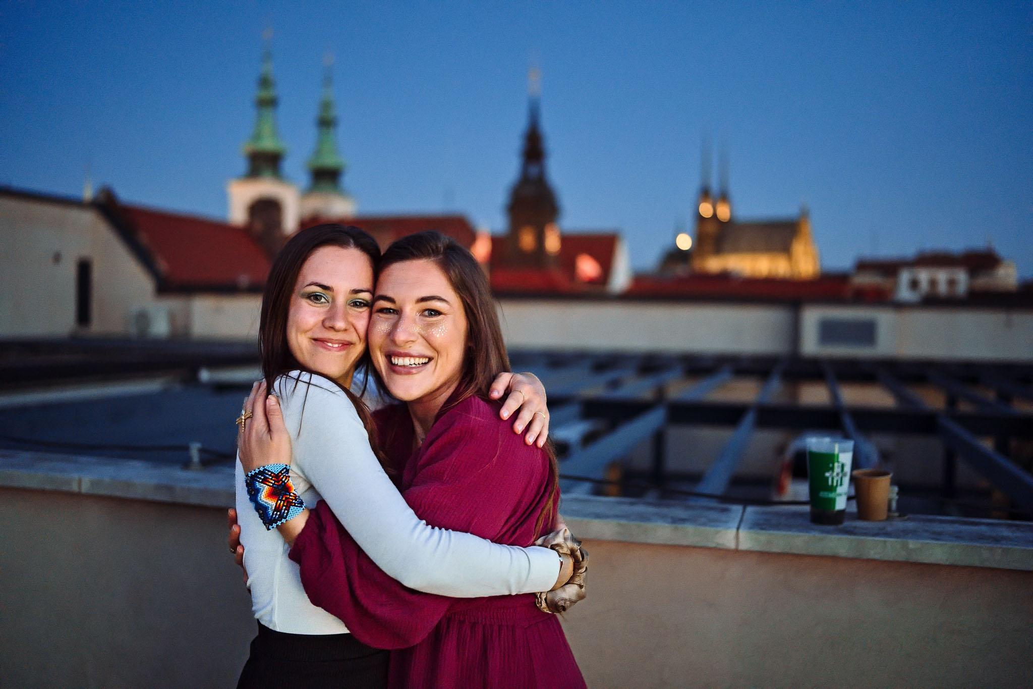 Možnost seznámení se s novými lidmi je jeden z důležitých aspektů, proč Ecstatic Dance Brno děláme. 