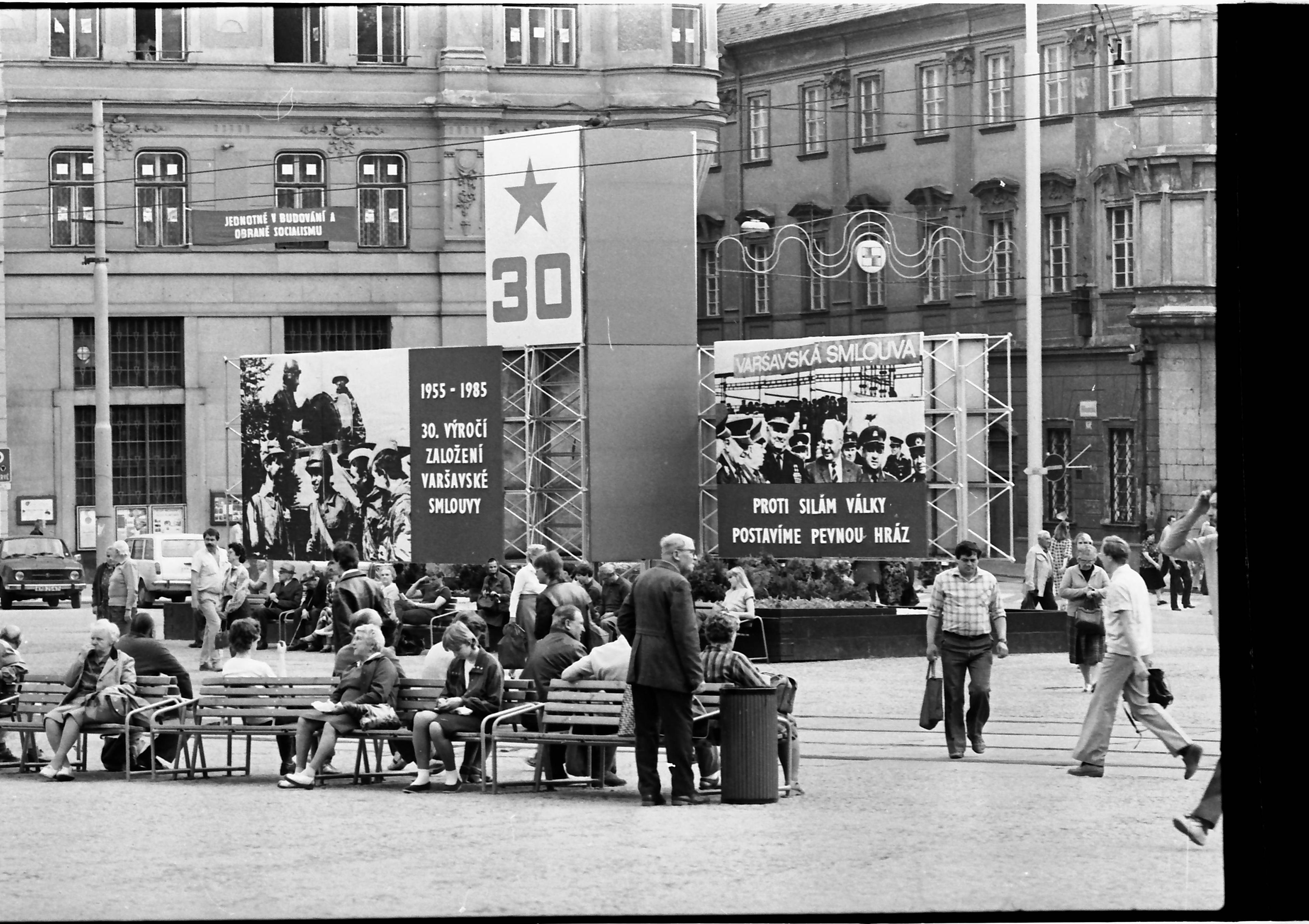 Náměstí Svobody s konstrukcí na informační panely