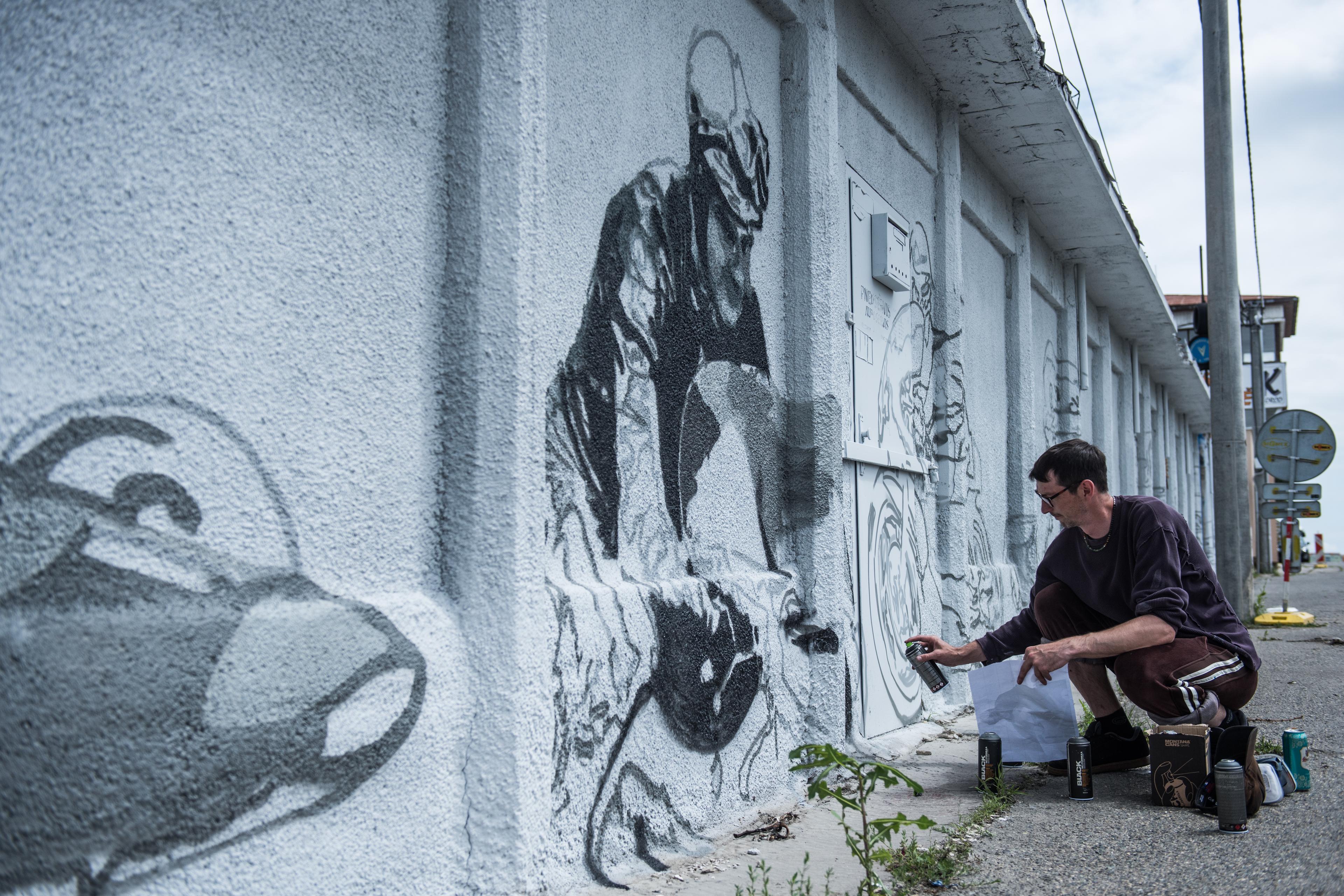 Graffiti připomínající historii trati