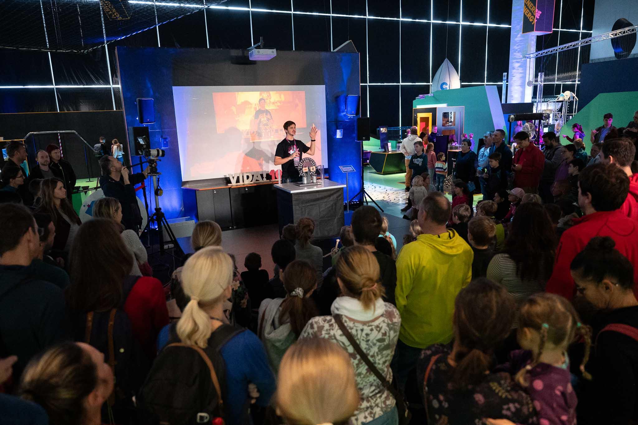 Nahlédněte do zákulisí popularizace vědy na YouTube.